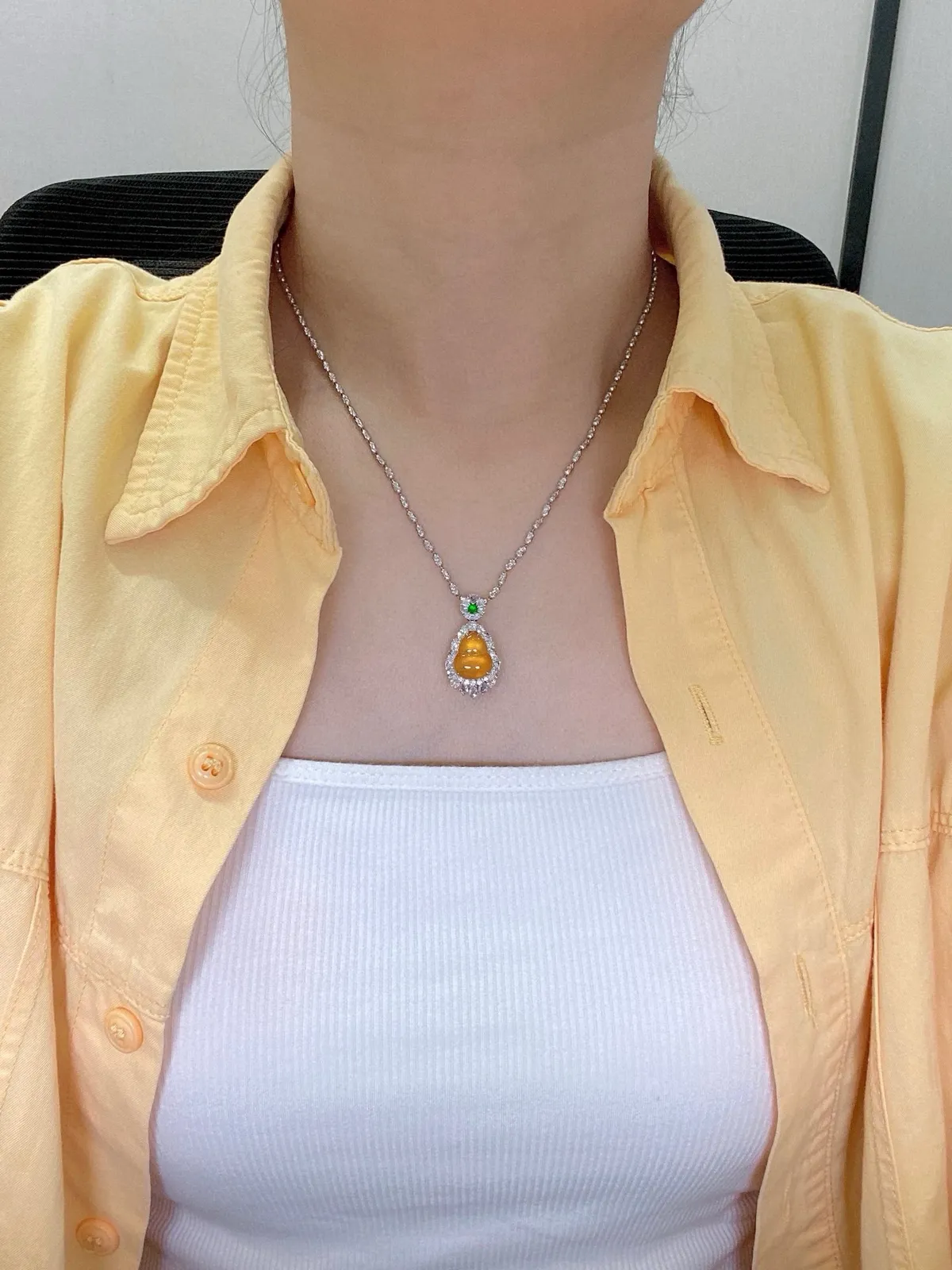 【冰种黄翡葫芦吊坠】质地细腻，冰感十足，晶莹透亮，18K金钻镶嵌，裸石尺寸12.5*10.2*3.3毫米