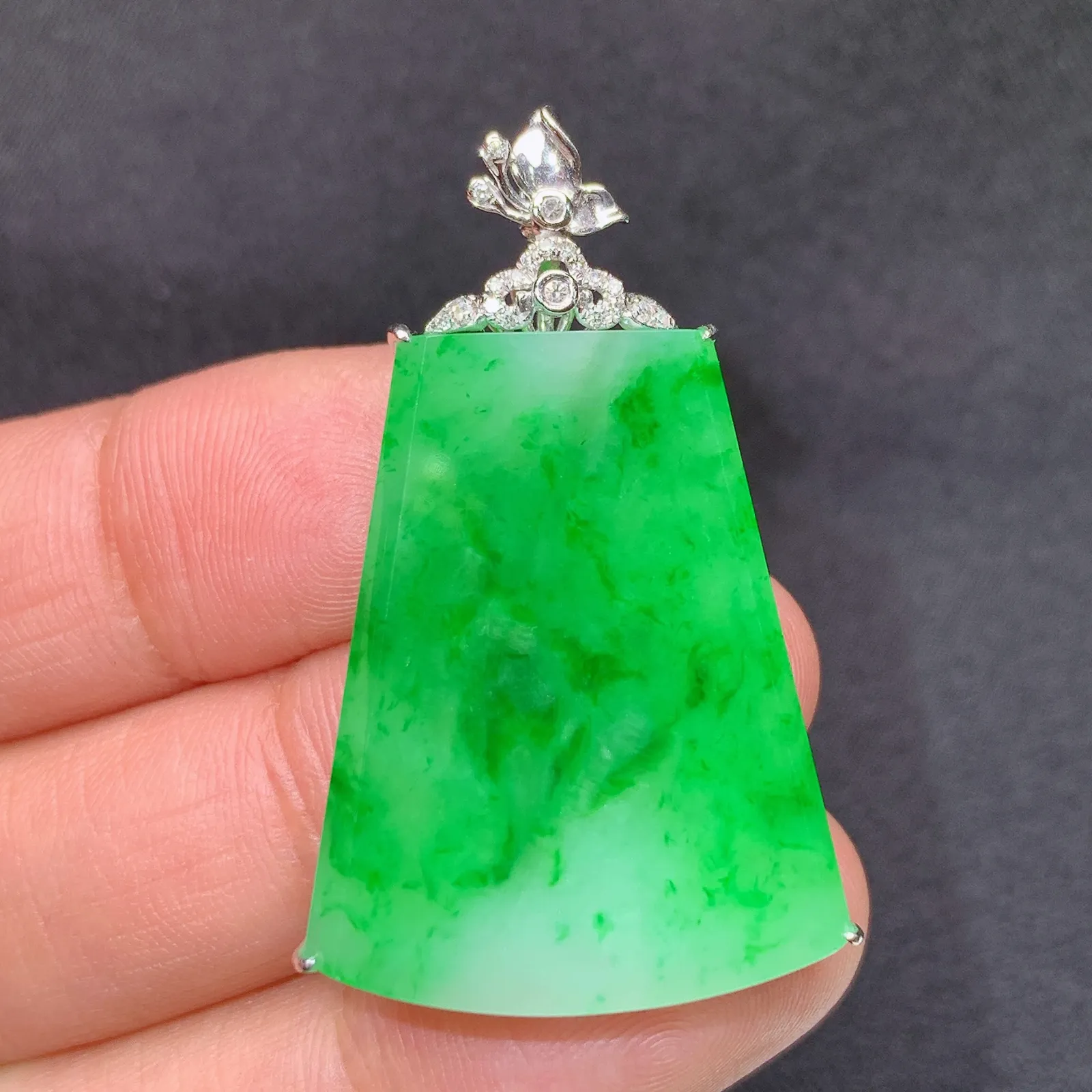 阳绿无事牌吊坠，18k金镶嵌，冰润色阳，种老水足 Xyg 尺寸38.1*23.8*5.7