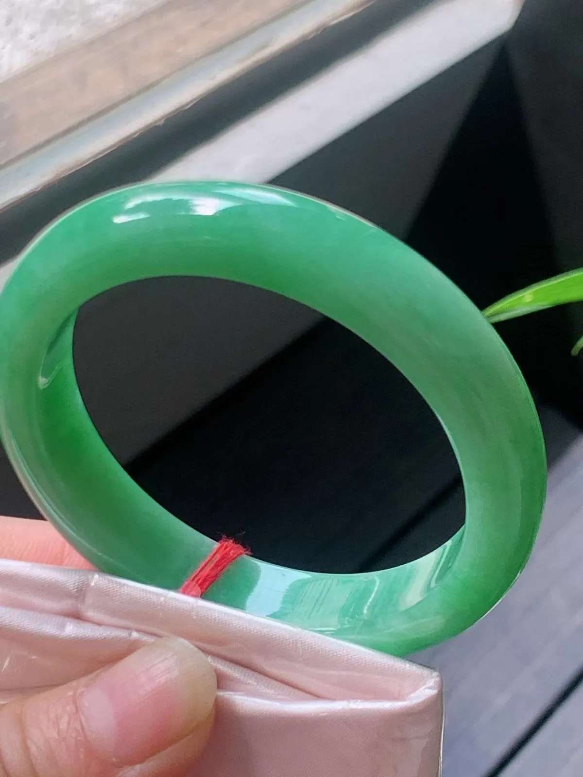 【翡翠名称】老种冰满绿53.8正圈口手镯
【翡翠尺寸】52.8/12.8/8.5mm适合51.8-54正圈口佩戴
【翡翠描述】宝贝种老水足，玉质细腻，色泽靓丽，性价比高，佩戴效果好！
【其它赠送】权威证书/精美挂绳盒子/支持全国复检