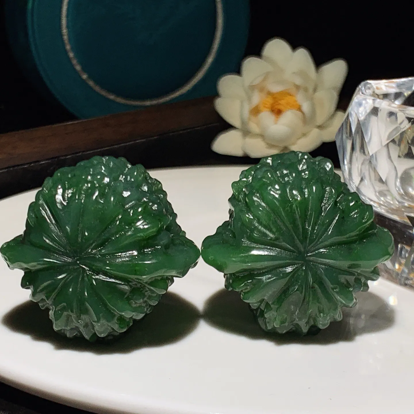 和田玉阳绿俄罗斯碧玉大权在握核桃把件。尺寸37/44重170.5克。玉质细腻油润。手推出油。佩戴高端