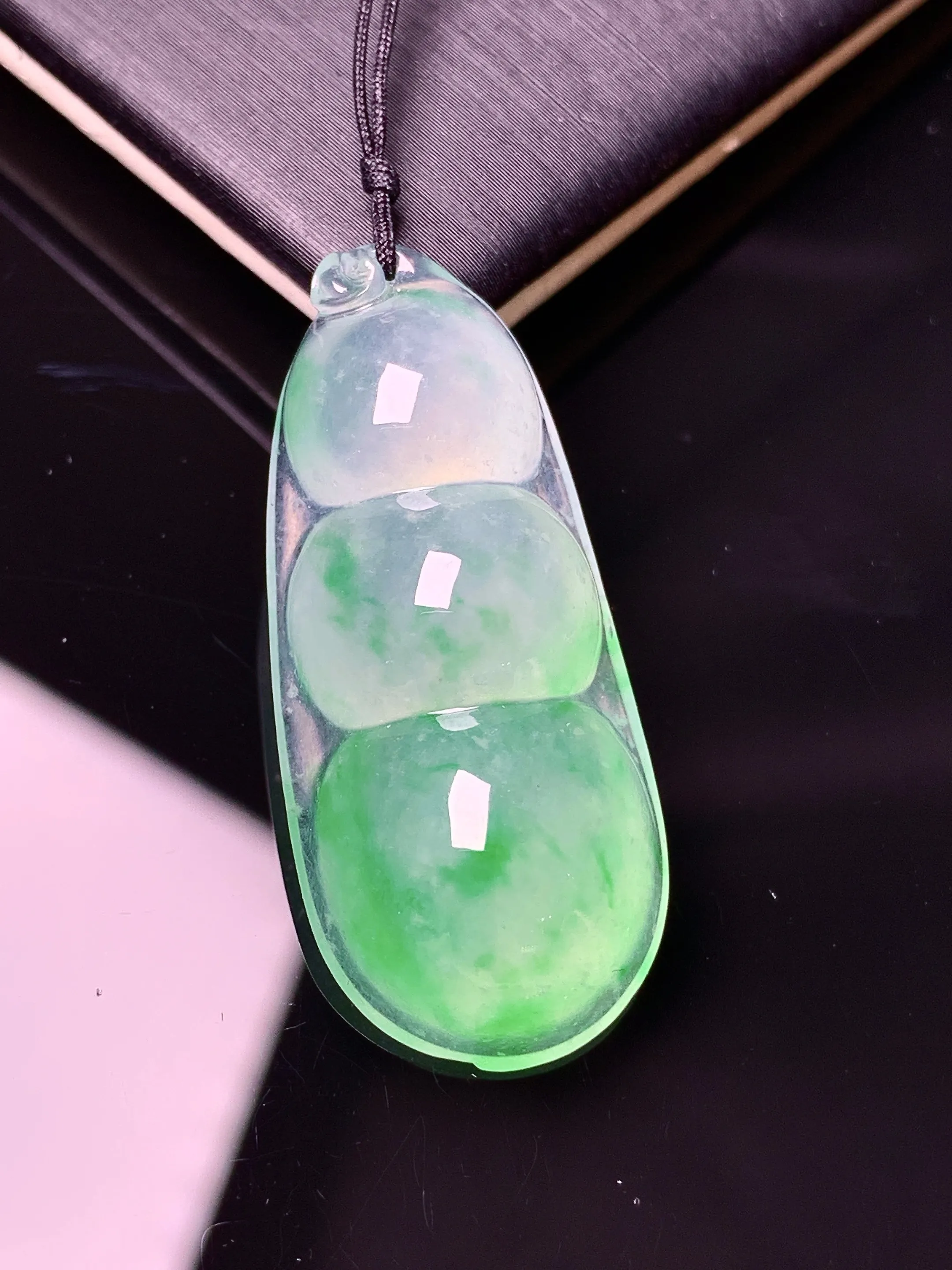 冰种飘绿四季豆 冰透水润 玉质细腻 色泽艳丽清新 整体尺寸35.5*15.5*8.5