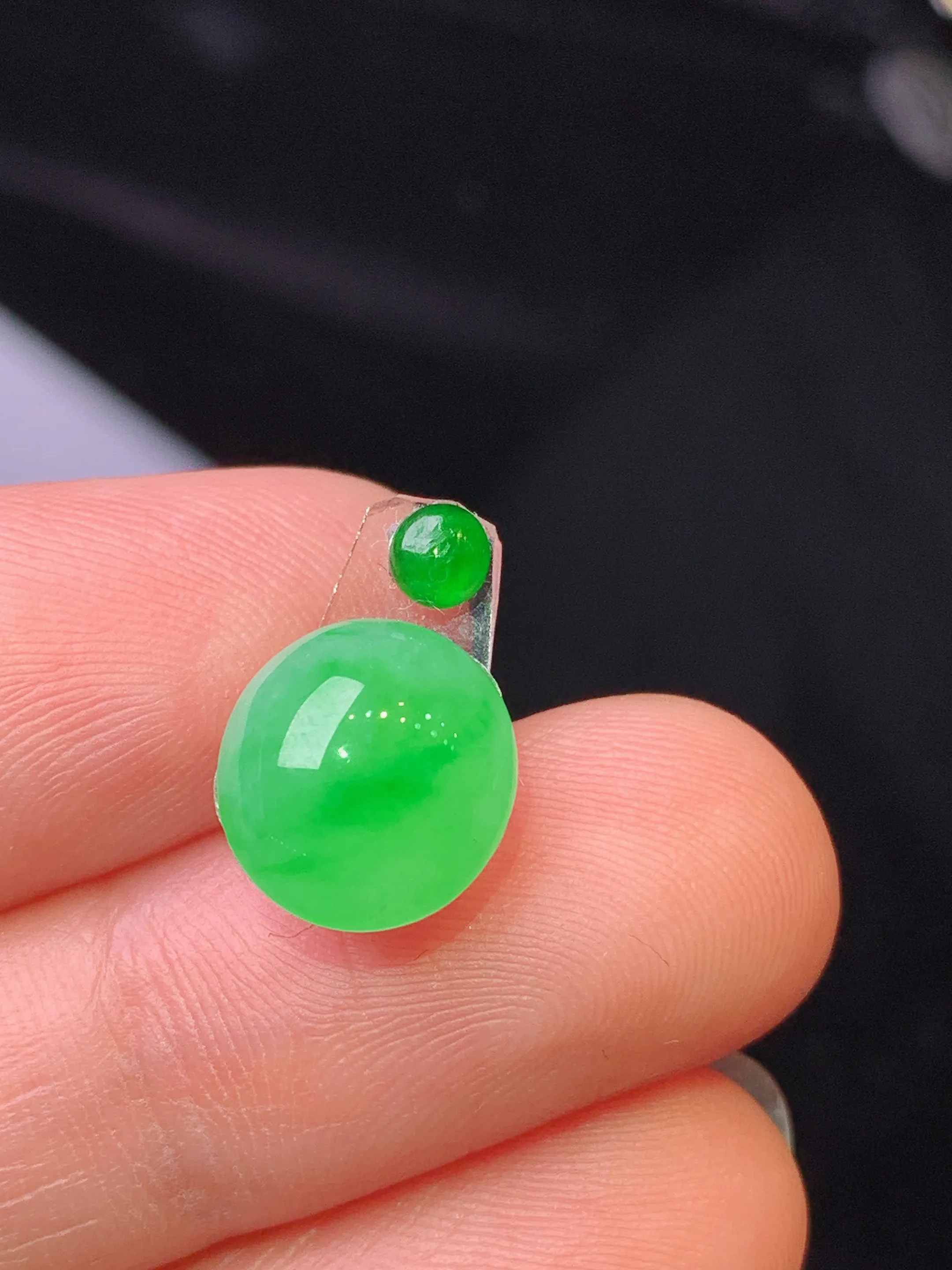 镶嵌款 翠绿蛋面吊坠 玉质细腻 水润亮眼 色泽艳丽 整体尺寸10.2*9.3*5.2