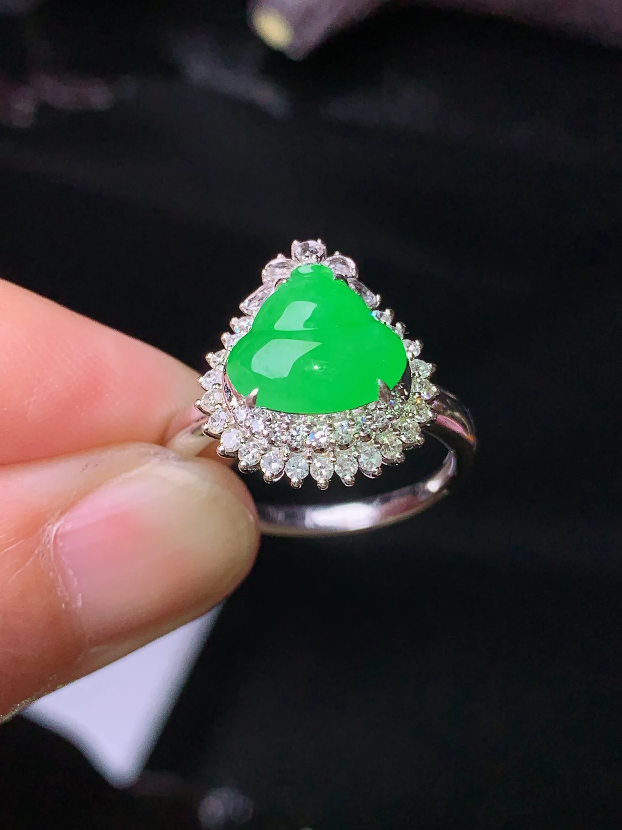 18k金钻镶嵌满绿葫芦戒指 玉质细腻 水润亮眼 色泽艳丽 圈口13.5 整体尺寸15.2*13.7*9