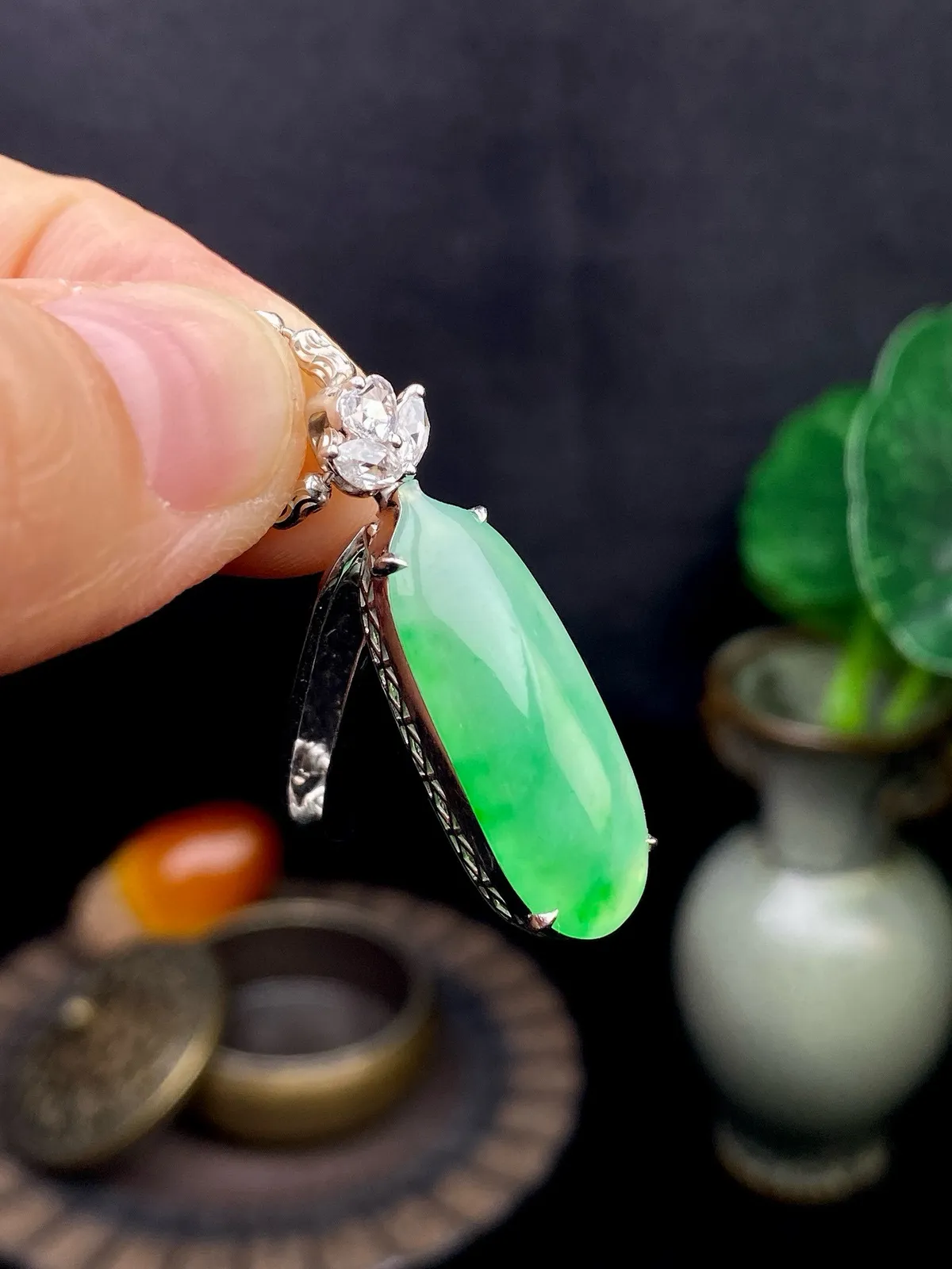 【冰种飘绿福瓜吊坠】种水上乘，晶莹剔透，纯净通透，18k金钻精美镶嵌，裸石尺寸24.5*10*3.1