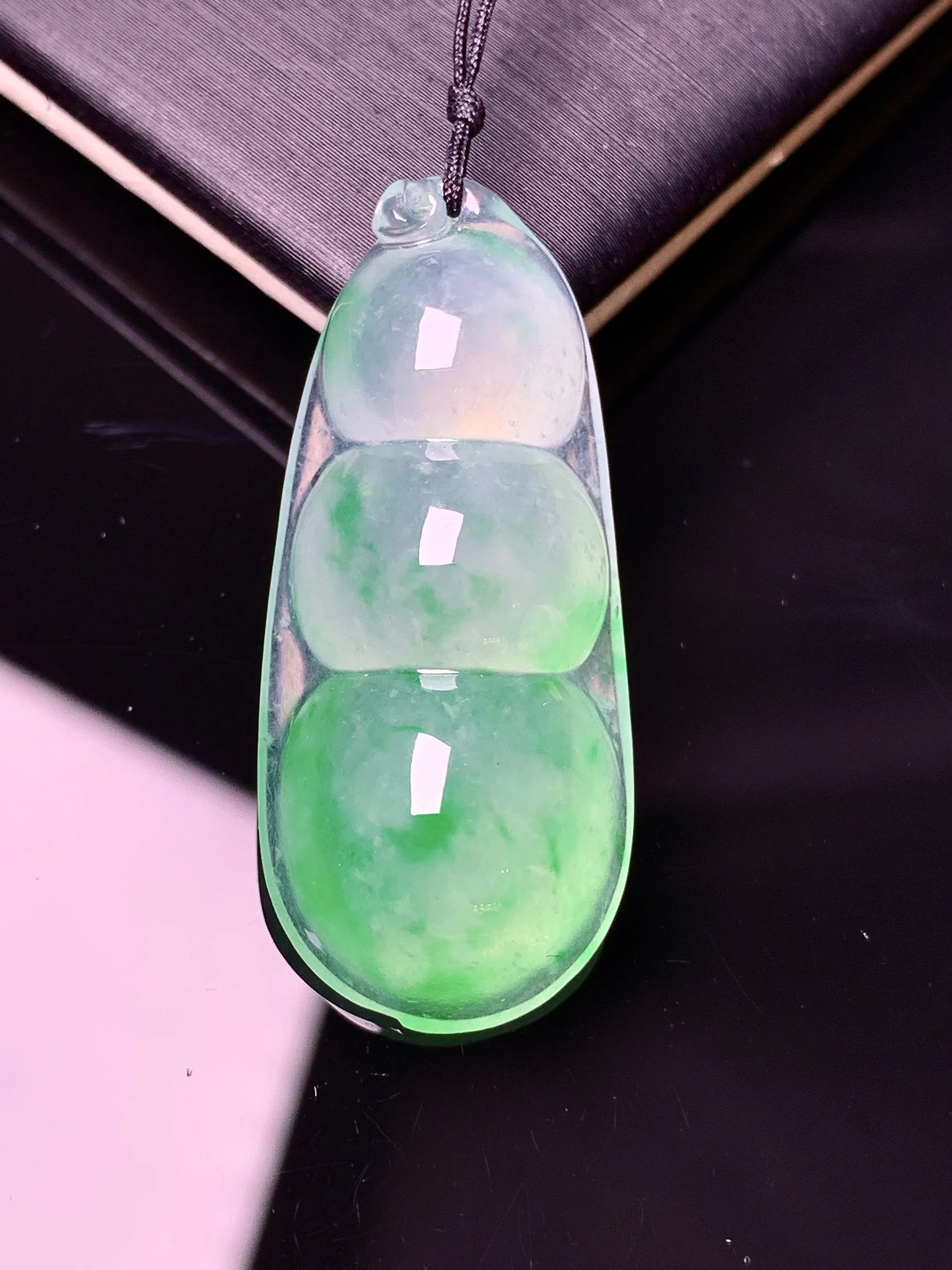 冰种飘绿四季豆 冰透水润 玉质细腻 色泽艳丽清新 整体尺寸35.5*15.5*8.5