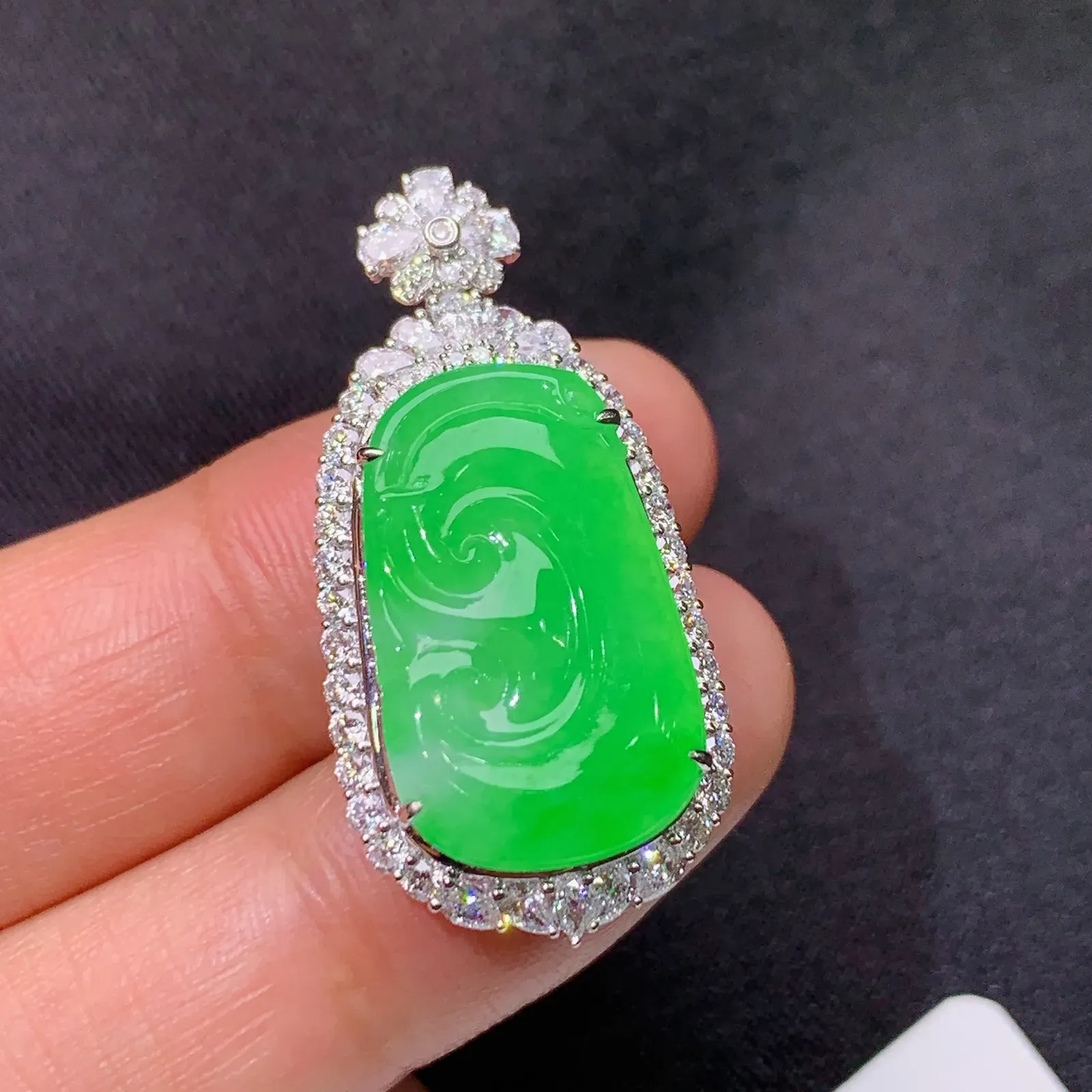 冰阳绿如意吊坠，18k金镶嵌，冰润色阳，玉质细腻，种水足，B1 尺寸33.3*16.5*8.4