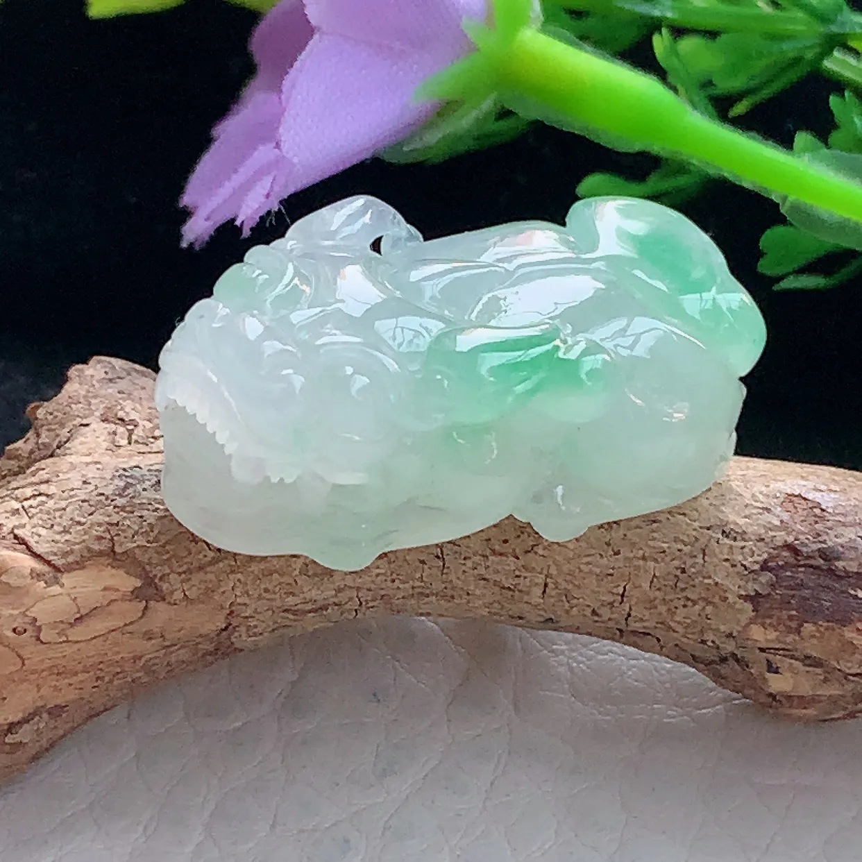 x54自然光30*15.6*12精美翡翠a货冰飘绿招财貔貅 玉皮休玉吊坠 玉挂件