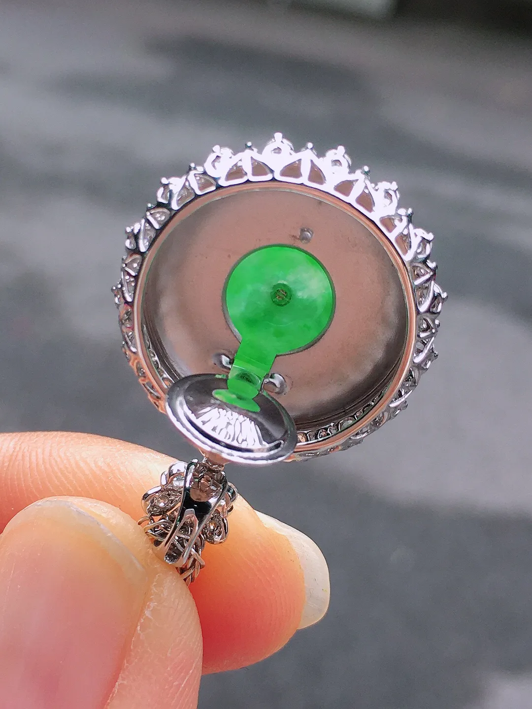 阳绿平安扣吊坠，色泽均匀艳丽，玉质细腻，荧光感超
强，饱满圆润，尽显优雅气质，18k
金豪华镶嵌