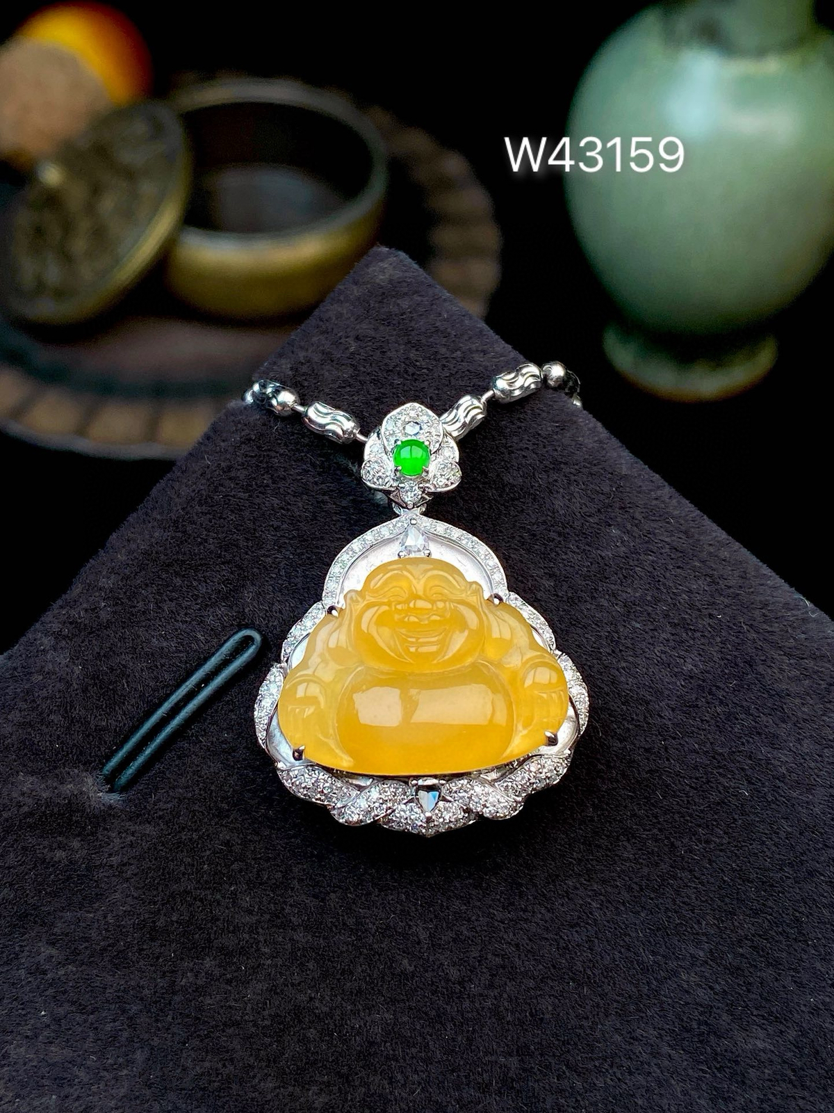 【冰种黄翡佛公】质地细腻，工艺很好，饱满圆润，笑口常开，18k金钻镶嵌，裸石尺寸13.4*17.9*