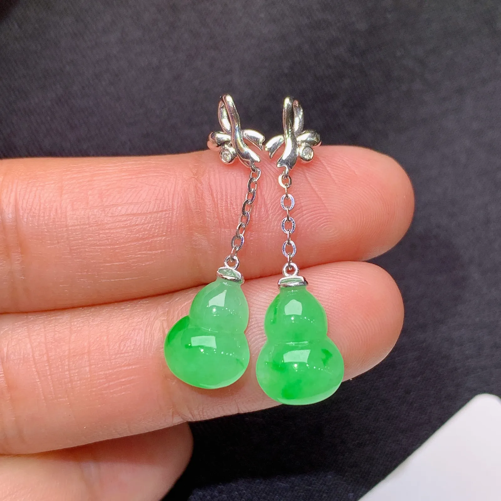 翠绿葫芦耳坠，18k金镶嵌，简约时尚，冰润色阳，种水足，Ax 尺寸11*7.8*3