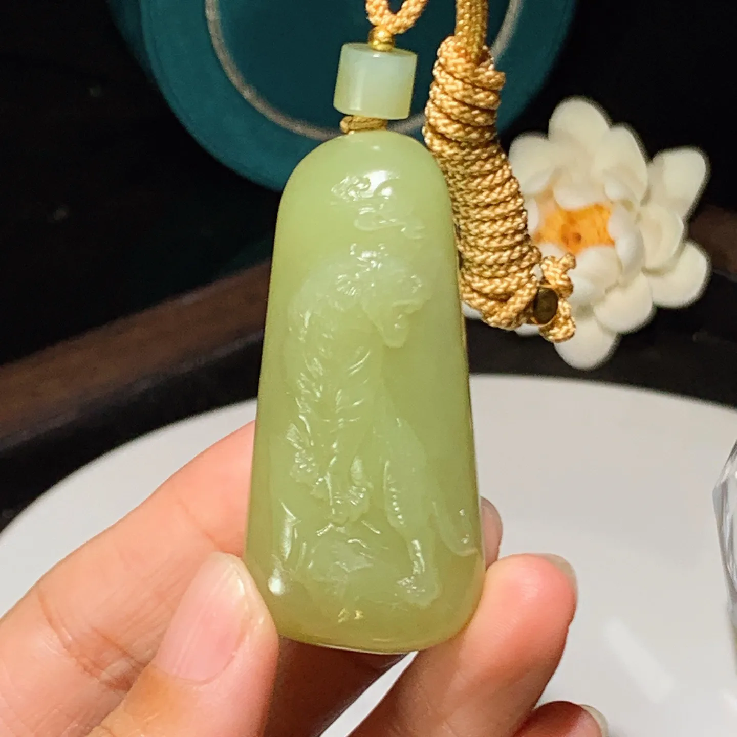 新疆和田玉若羌黄口料龙佑一方挂件。尺寸56/27/15重43克。玉质细腻油润。手推出油。佩戴高端典雅。lt251213