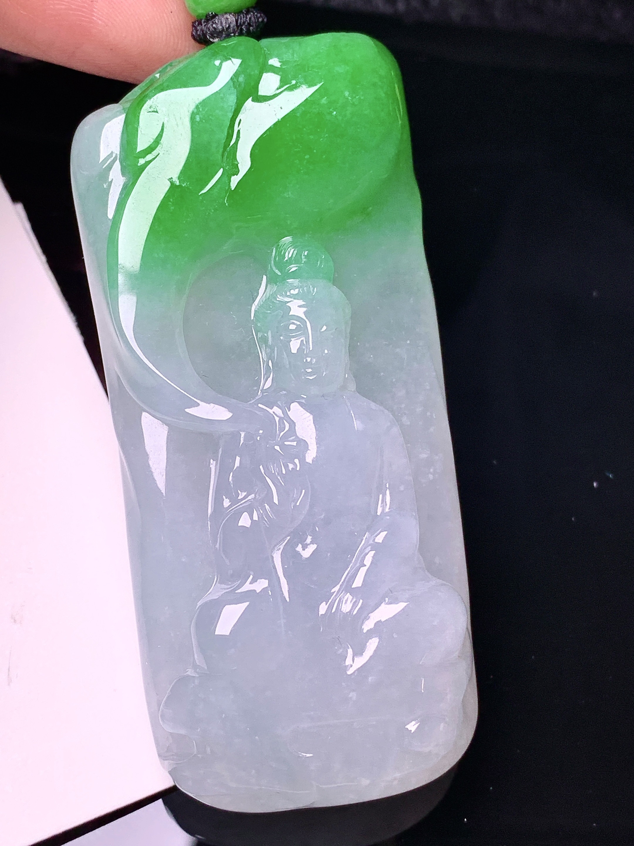 飘绿观音菩萨吊坠 玉质细腻 水润亮眼 色泽艳丽 整体尺寸64.5*29.7*12.8