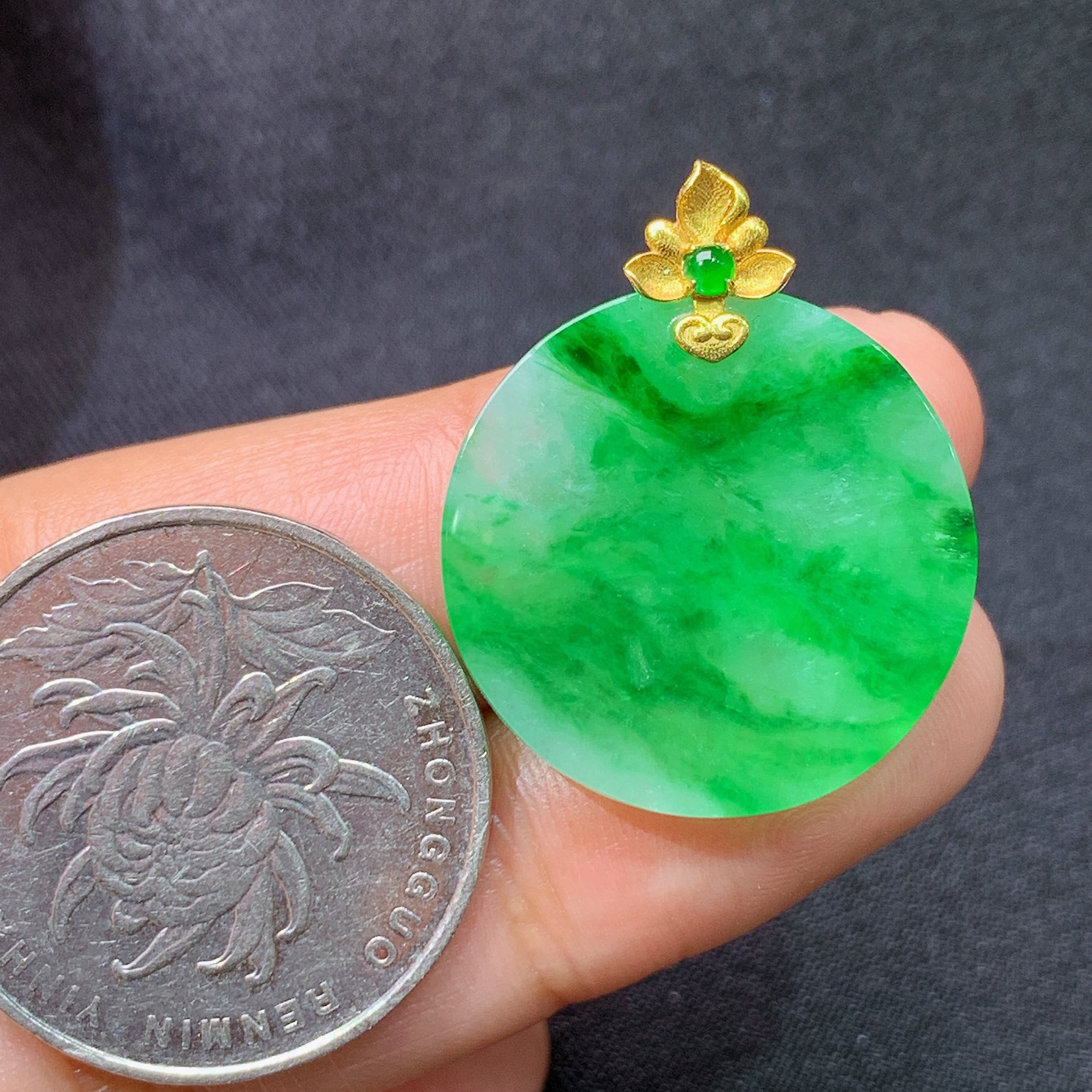 飘绿圆牌吊坠，18k金镶嵌，冰润色阳，种水足，My 尺寸27.3*22.3*3