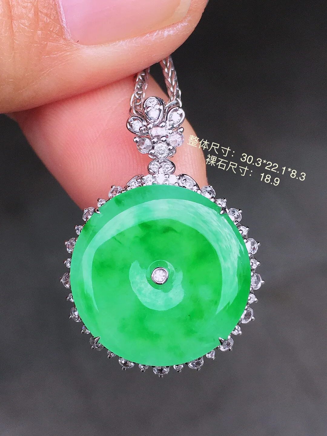 阳绿平安扣吊坠，色泽均匀艳丽，玉质细腻，荧光感超
强，饱满圆润，尽显优雅气质，18k
金豪华镶嵌