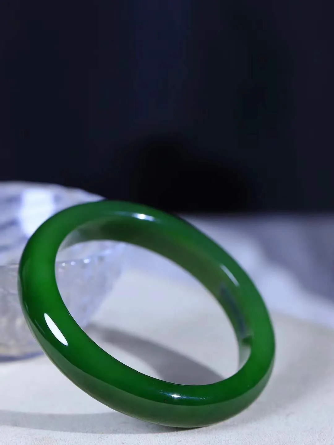 【碧波流转·手镯】

收藏级臻品️和田玉碧玉手镯，玉质细腻温润，手感舒适，️线条流畅，简约大气，美自天成，佩戴于腕间，婉约之美，举手投足间透出那份低调奢华，醉人心扉。
重60.61克 内径圈口59.3mm尺寸13-8.6mm  FDA-131201208