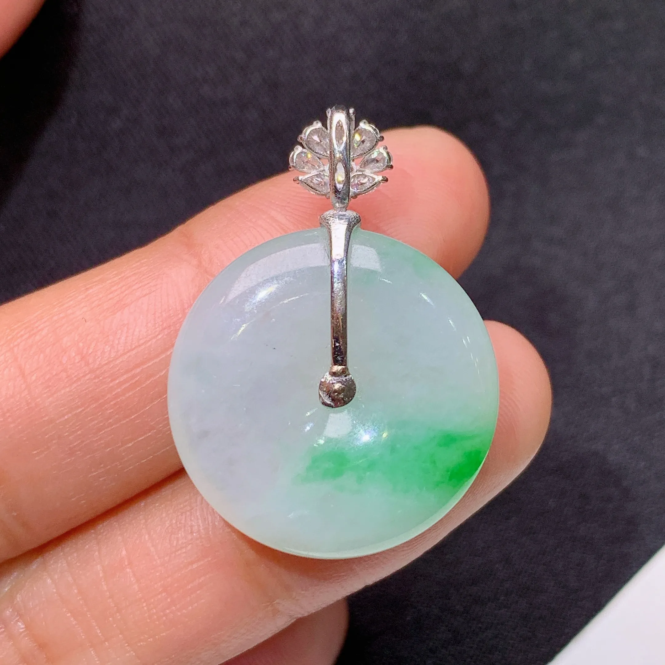 冰飘绿平安扣吊坠，18k金镶嵌，冰润色阳，玉质细腻，种水足，Lu整体尺寸30.2*21.9*5.2