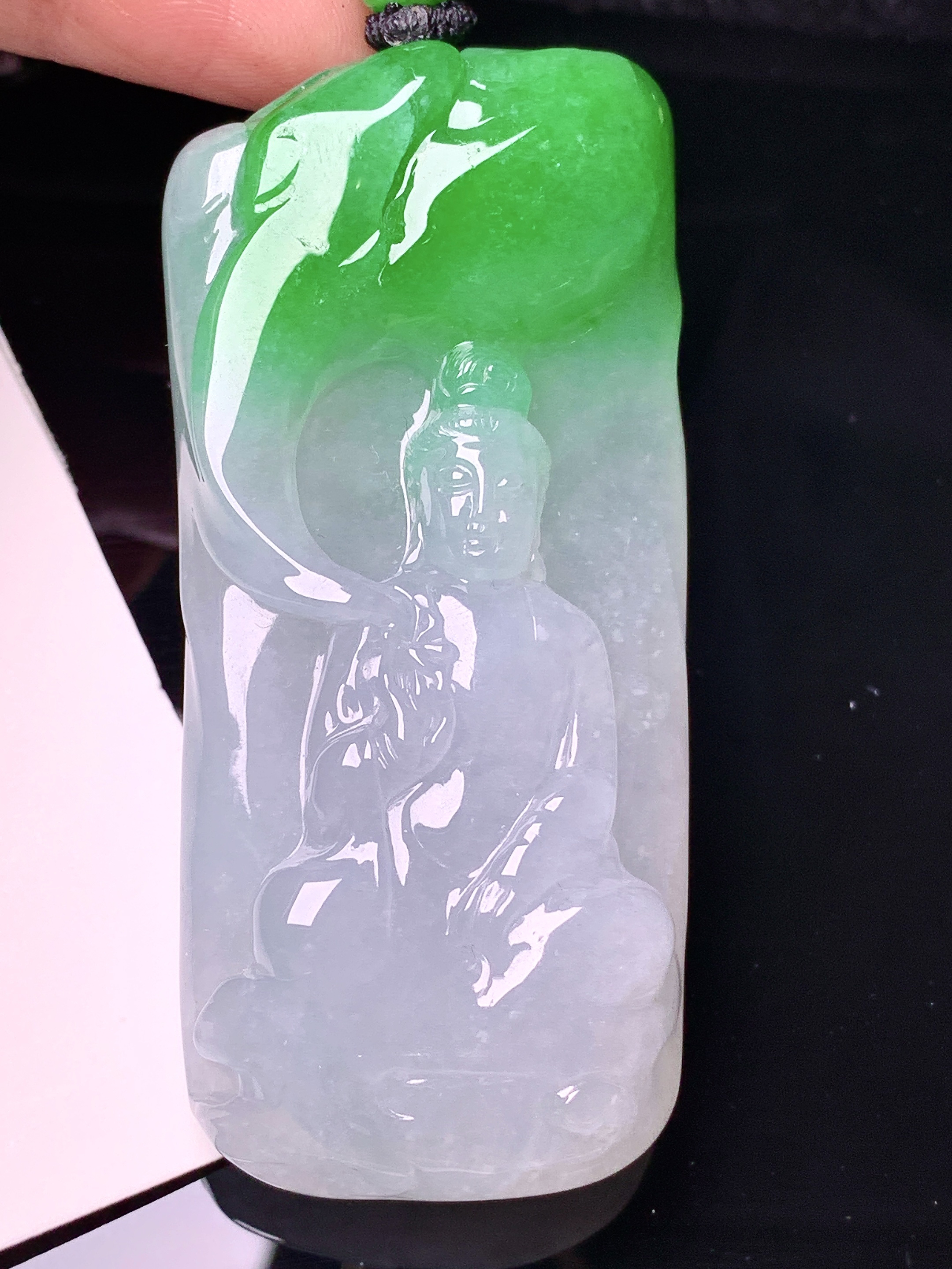 飘绿观音菩萨吊坠 玉质细腻 水润亮眼 色泽艳丽 整体尺寸64.5*29.7*12.8