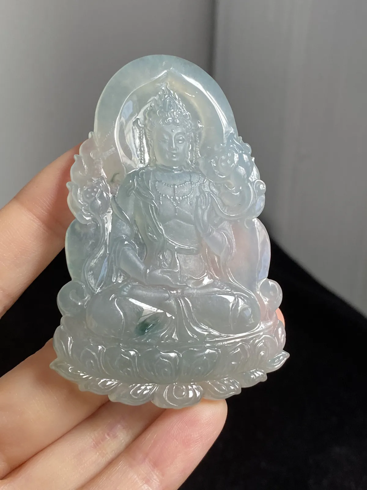 翡翠冰糯种淡绿色吊坠