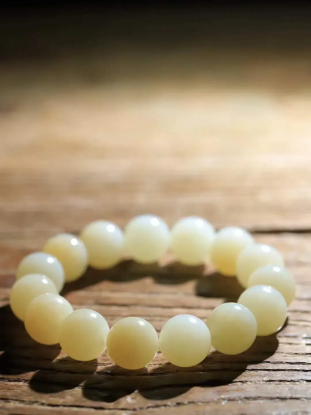 【珠圆玉润.手串】

精品和田玉糖白玉珠圆玉润手串 玉质温润细腻  整串打磨圆润，佩戴舒适。珠珠落玉盘，间关莺语花底滑，一生美好时光，无论身在何处，都有它相伴相守。事事顺遂，幸福美满，吉祥如意。重76.8克 尺寸取一15mm  FDL-791201268