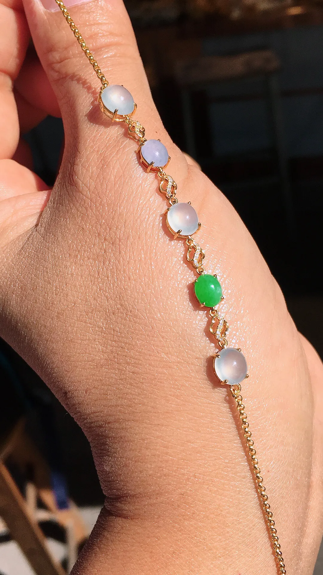 三彩蛋面手链，色泽均匀艳丽，玉质细腻，荧光感超
强，饱满圆润，尽显优雅气质，18k
金豪华镶嵌