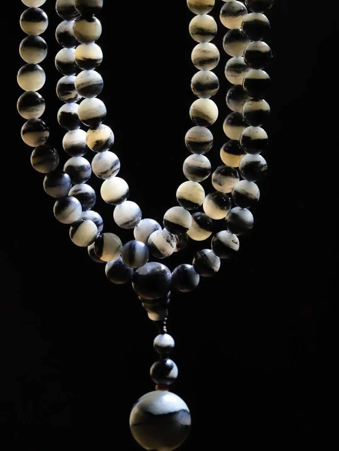 【链.108】

新疆和田青花籽料108挂链 玉质温润细腻 油性十足 佩戴舒适。珠珠落玉盘，间关莺语花底滑，一生美好时光，无论身在何处，都有它相伴相守。事事顺遂，幸福美满，吉祥如意。重96.2克 尺寸取一7.9mm FDA-781251493