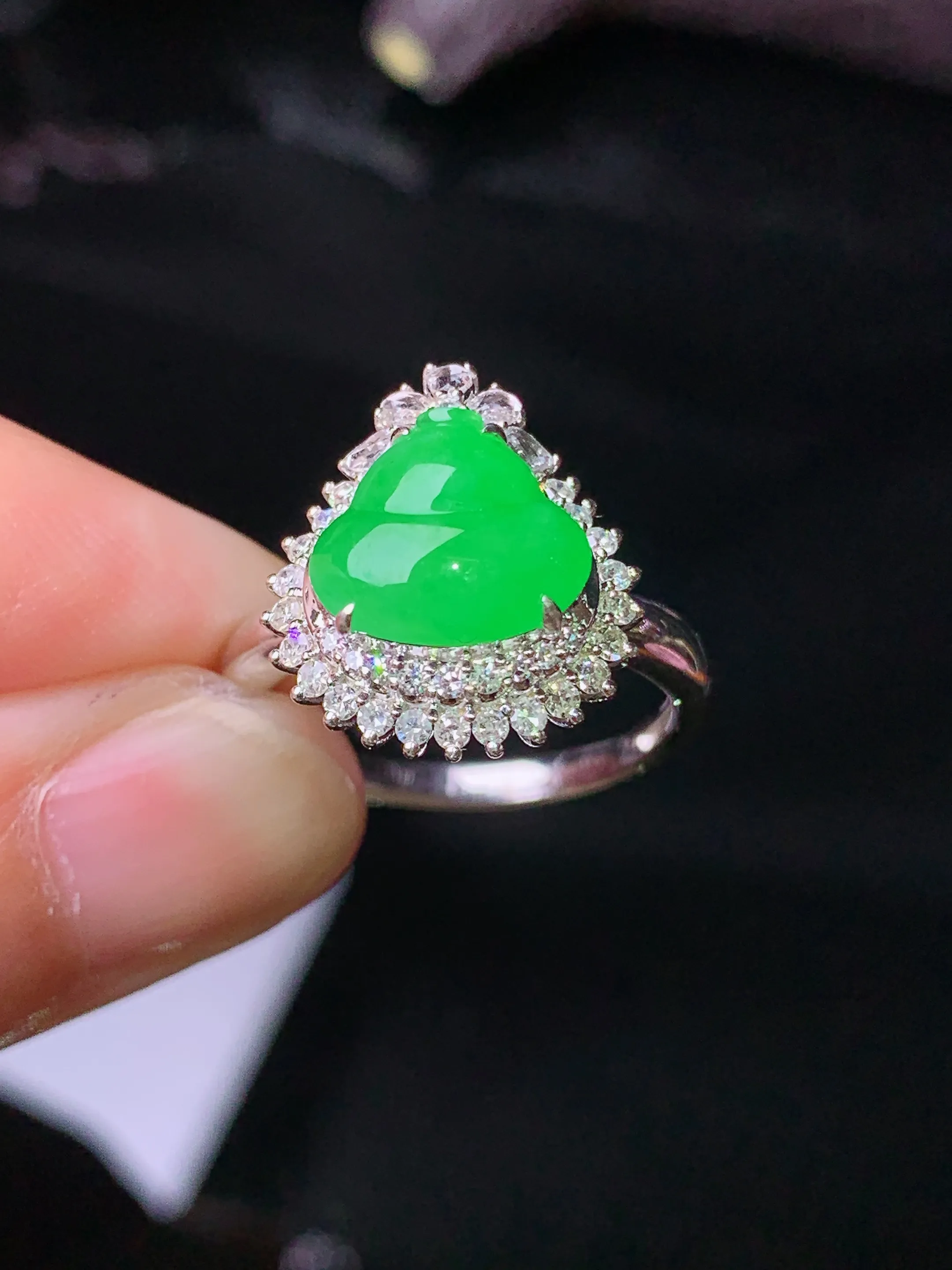 18k金钻镶嵌满绿葫芦戒指 玉质细腻 水润亮眼 色泽艳丽 圈口13.5 整体尺寸15.2*13.7*