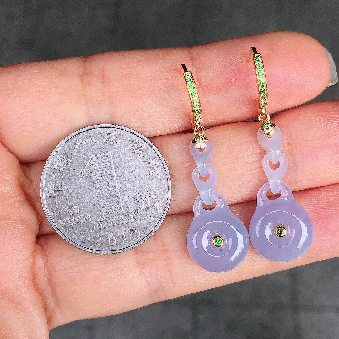 紫罗兰平安扣耳坠，色泽均匀艳丽，玉质细腻，荧光感超
强，饱满圆润，尽显优雅气质，18k
金豪华镶嵌