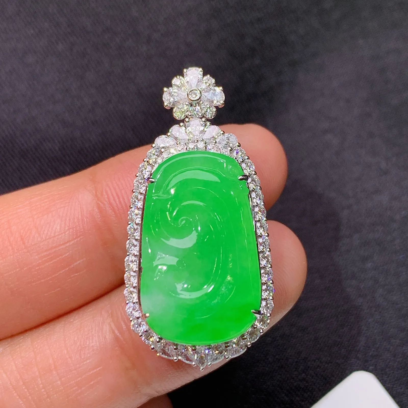 冰阳绿如意吊坠，18k金镶嵌，冰润色阳，玉质细腻，种水足，B1 尺寸33.3*16.5*8.4