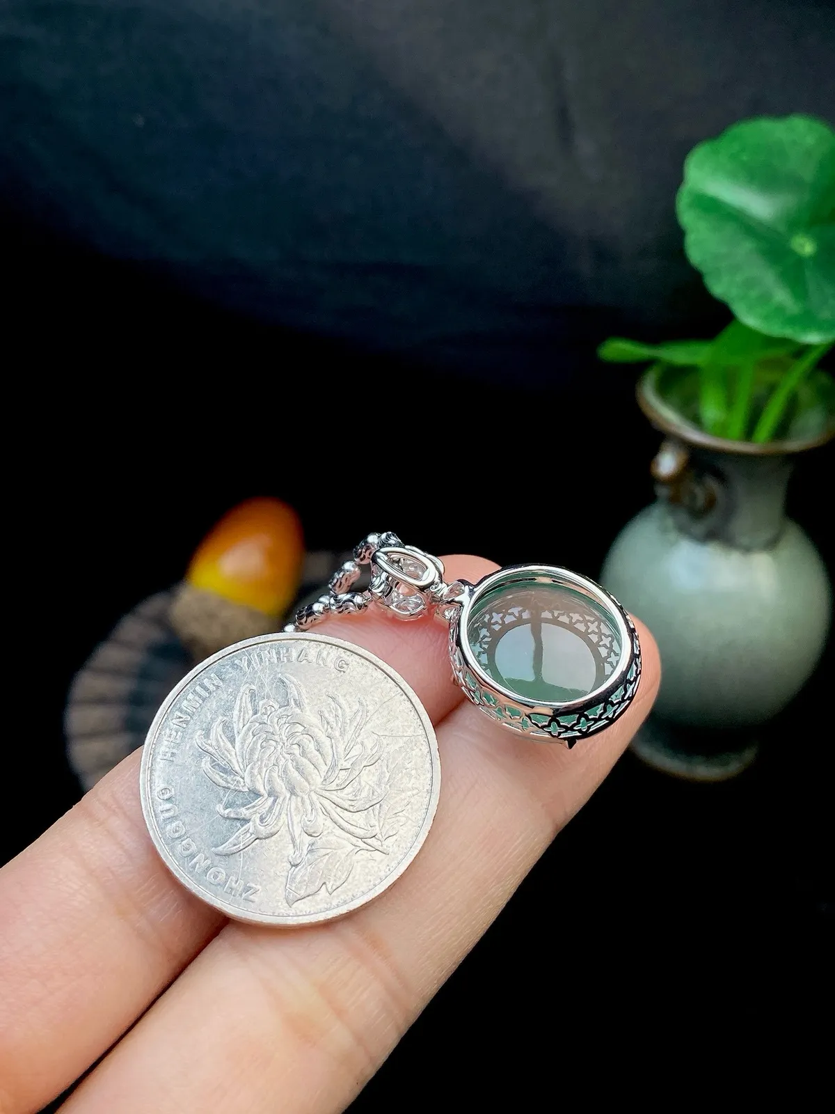 【冰种湖水绿蛋面吊坠】迷人湖水绿，形状非常饱满，冰润通透，种老起光，胶感强烈。质地细腻度均匀度很高，18K金钻精美镶嵌，裸石尺寸16.1*15.1*4.6毫米