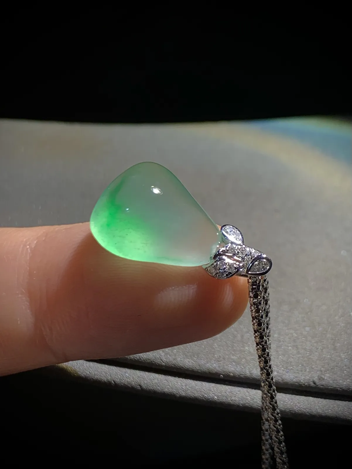 绿花福瓜，21.5-裸石16-13.5-8mm，
18K金，南非钻，2.62g，图示为银链