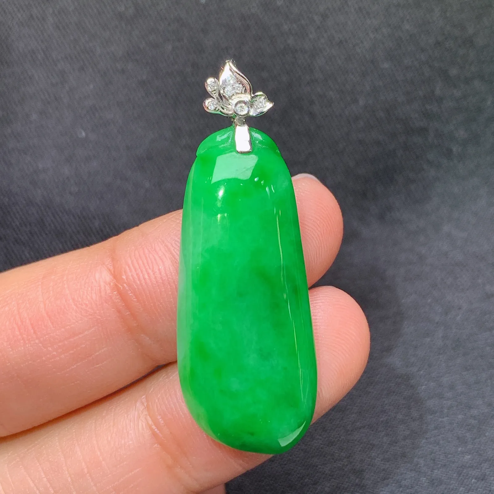 阳绿福瓜吊坠，18k金镶嵌，冰润色阳，玉质细腻，种水足 尺寸38.3*13.3*5