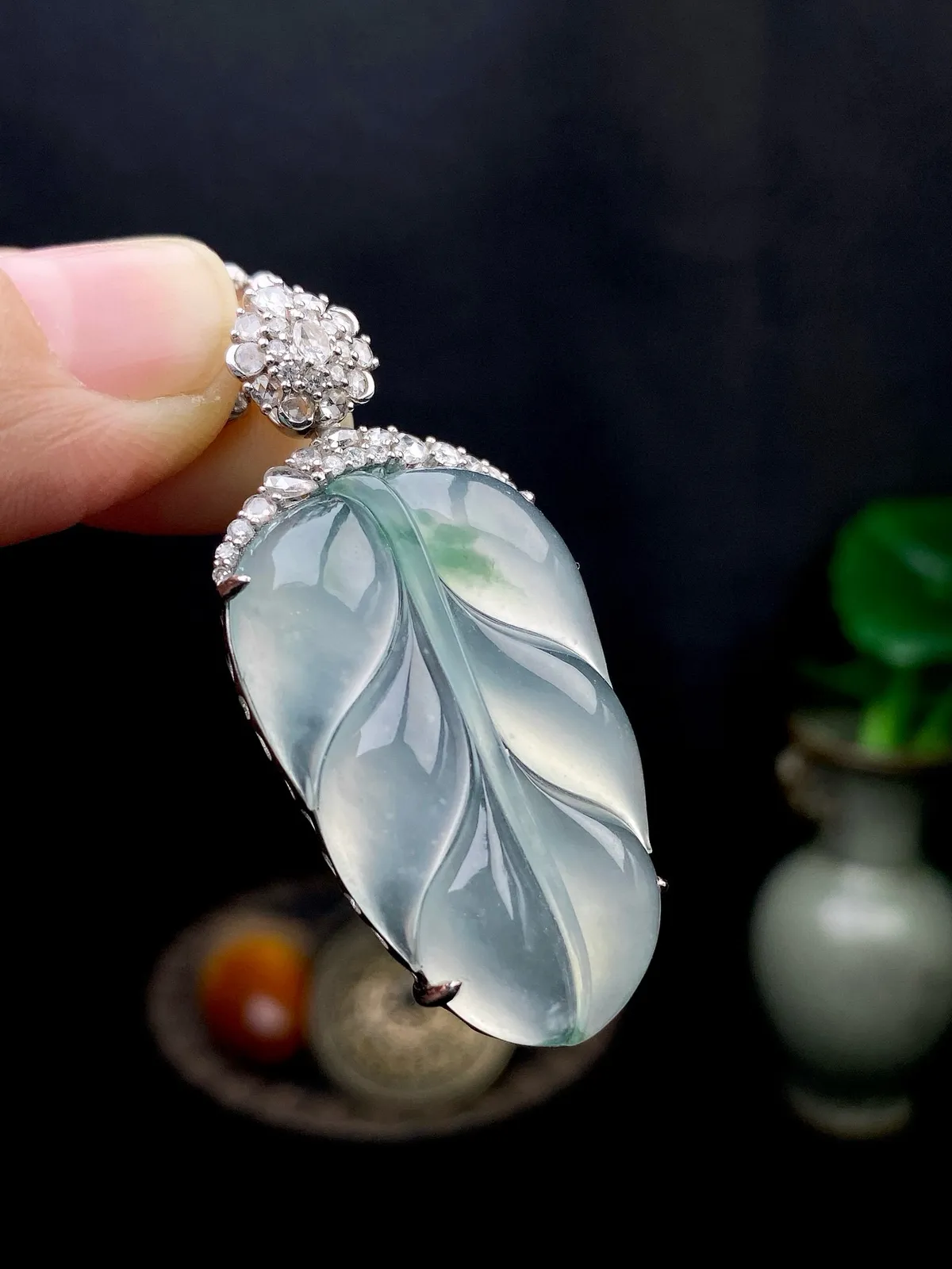 【冰种飘花叶子】金枝玉叶，质地细腻，冰润透亮，光泽出众，18k金钻镶嵌，裸石尺寸32.1*20.2*