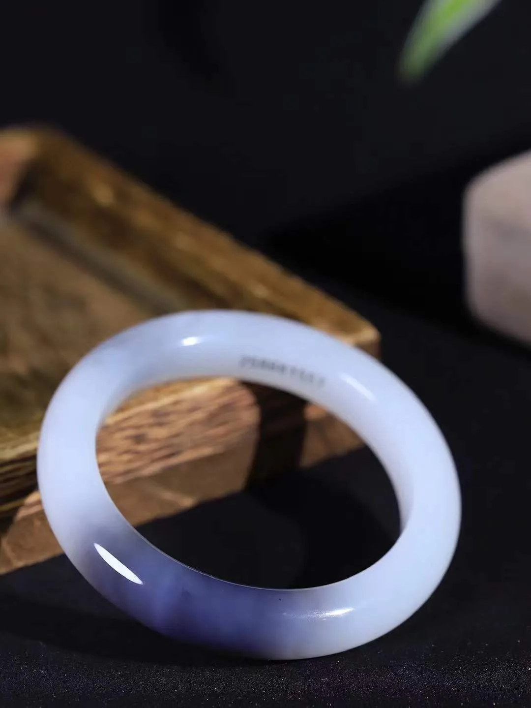 【婉约佳人.手镯】

精品️和田玉烟紫白双色手镯 玉质温润细腻 油性十足 手感舒适，高华雅逸，线条流畅，简约大气，美自天成，素雅高贵。佩戴于腕间，婉约之美，举手投足间透出那份低调奢华。重61.09克 内径55.5mm  尺寸12.1-9.5mm   FDA-781201233