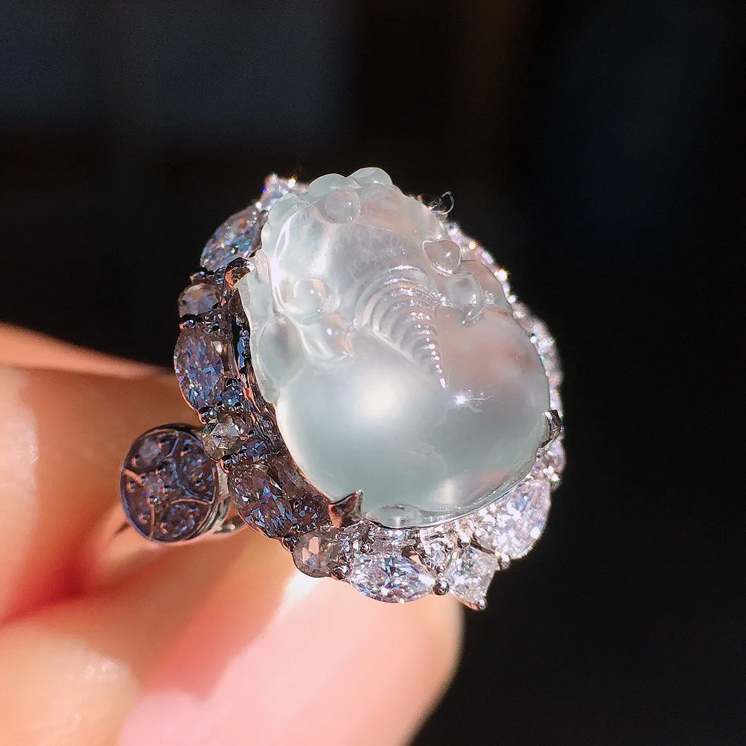 冰种貔貅戒指，玉质细腻，荧光感超
强，饱满圆润，尽显优雅气质，18k
金豪华镶嵌