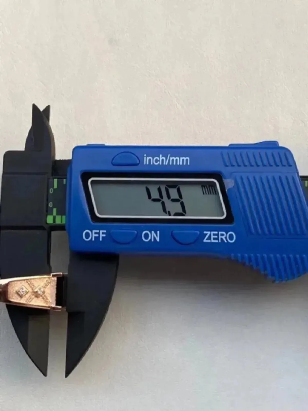 墨翠：【方形戒指】18K金+南非钻镶嵌，细腻干净，黑度极黑，性价比高，做工精致，打灯透绿 裸石尺寸：15.2*9.4*4.9.