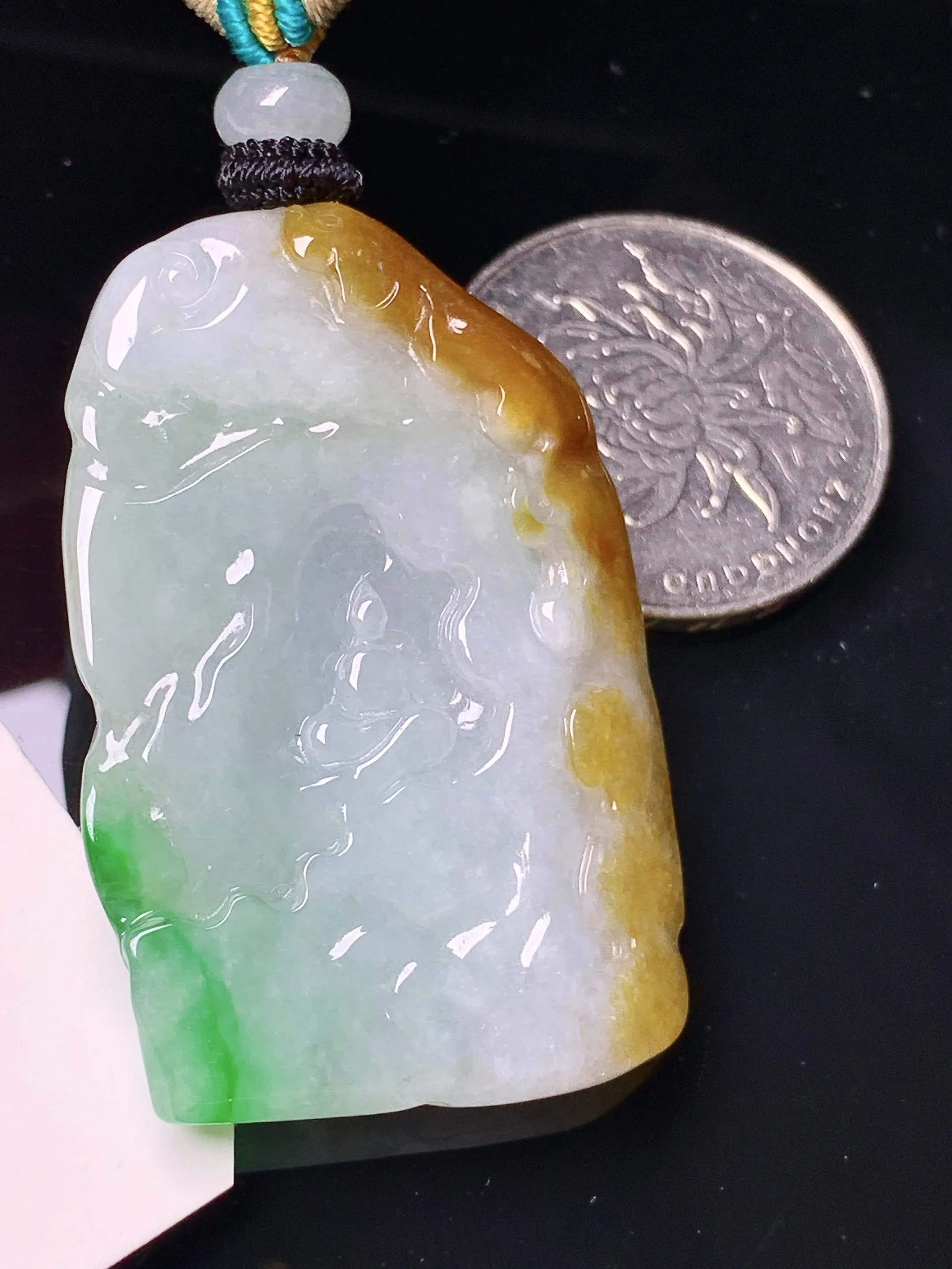 飘黄绿悟道吊坠 玉质细腻 水润亮眼 色泽艳丽 整体尺寸42.3*28.6*6