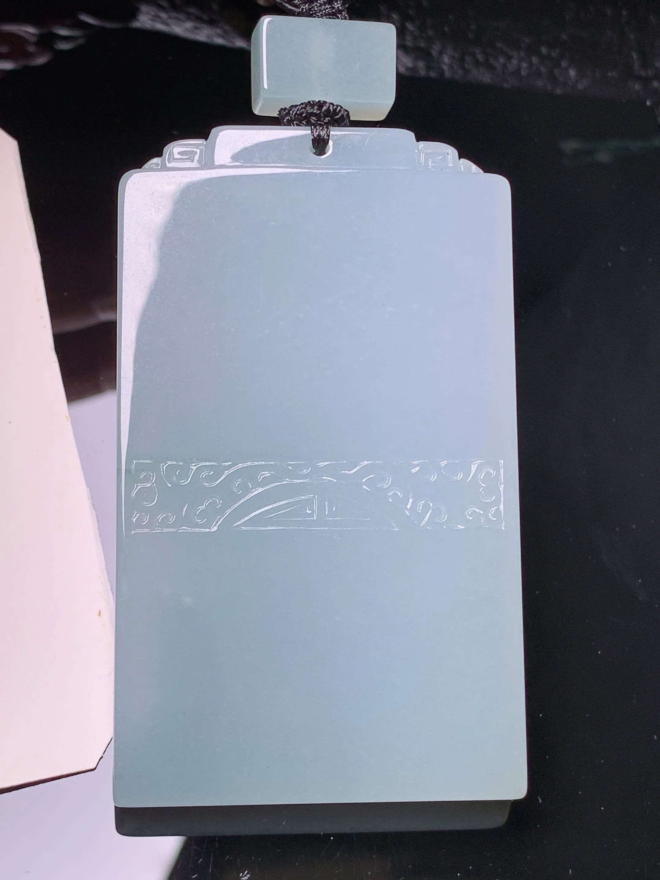 雕花无事牌吊坠 玉质细腻 水润亮眼 色泽艳丽 整体尺寸58.3*34.3*6