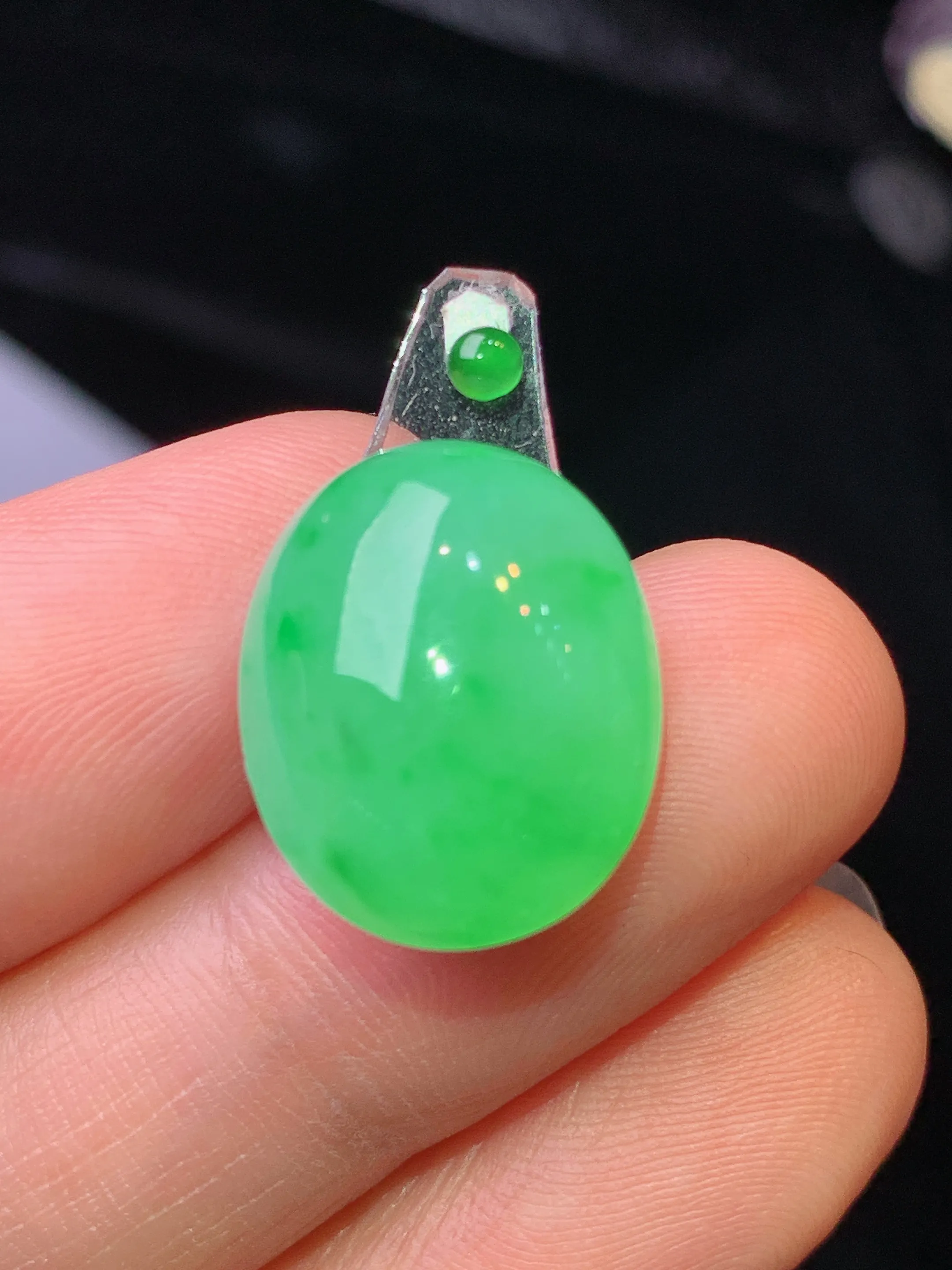 镶嵌款 翠绿蛋面吊坠 玉质细腻 水润亮眼 色泽艳丽 整体尺寸16.6*13.5*6.8
