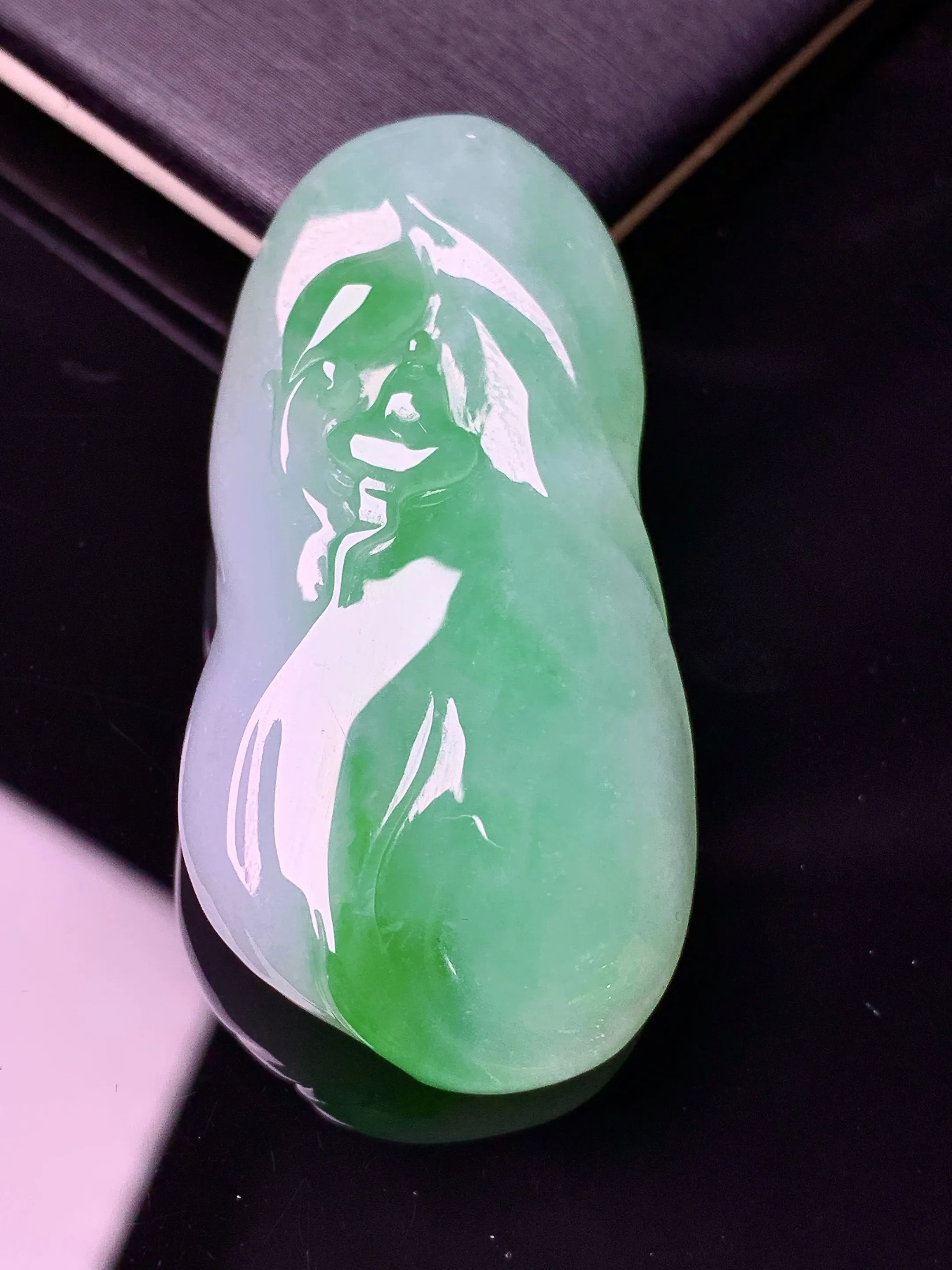 飘绿悟道吊坠 玉质细腻 水润亮眼 色泽艳丽 整体尺寸47.2*23.3*8