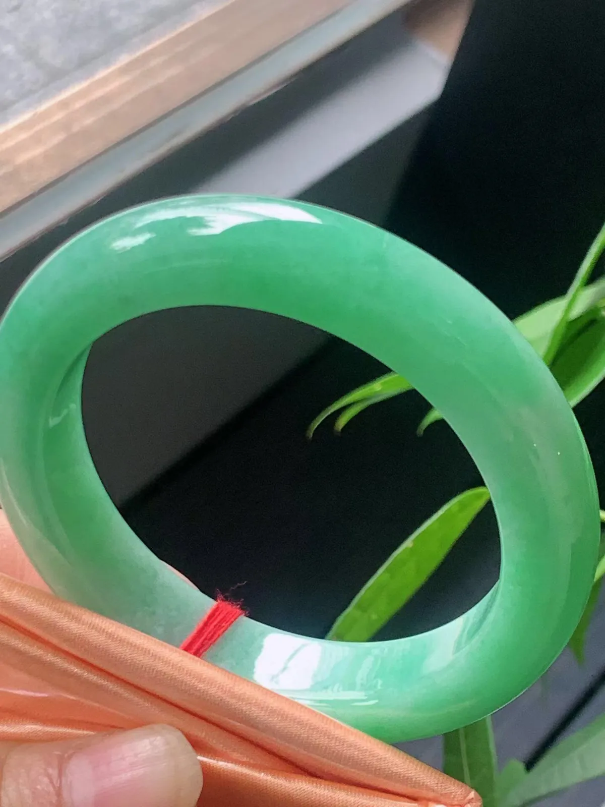 【翡翠名称】老种冰满绿54.7正圈口翡翠手镯
【翡翠尺寸】54.7/12.7/9.7mm适合53.7