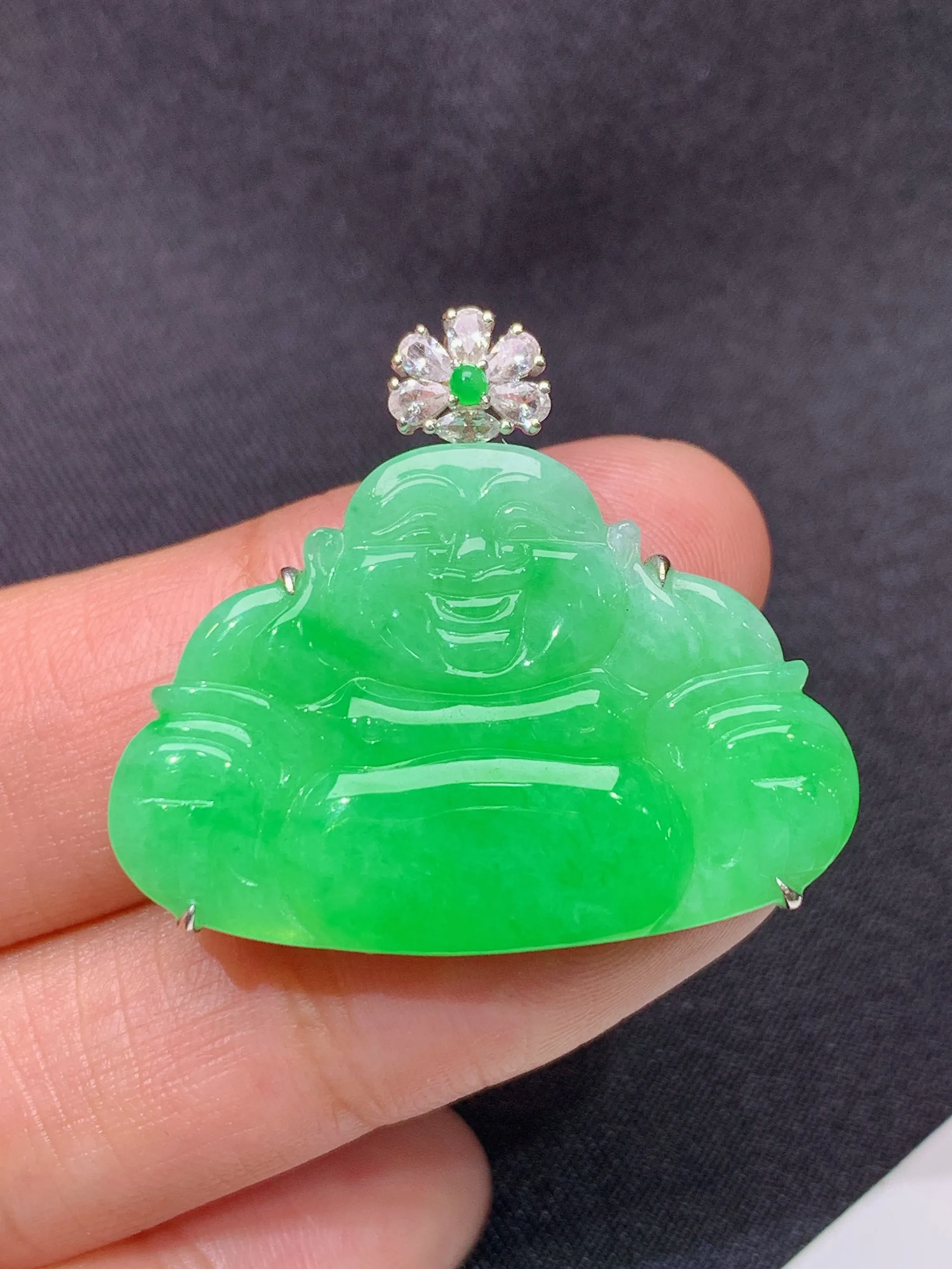 冰阳绿笑佛吊坠，18k金镶嵌，冰润色阳，品相好，种水足，Zy整体尺寸27.6*31.7*5.5