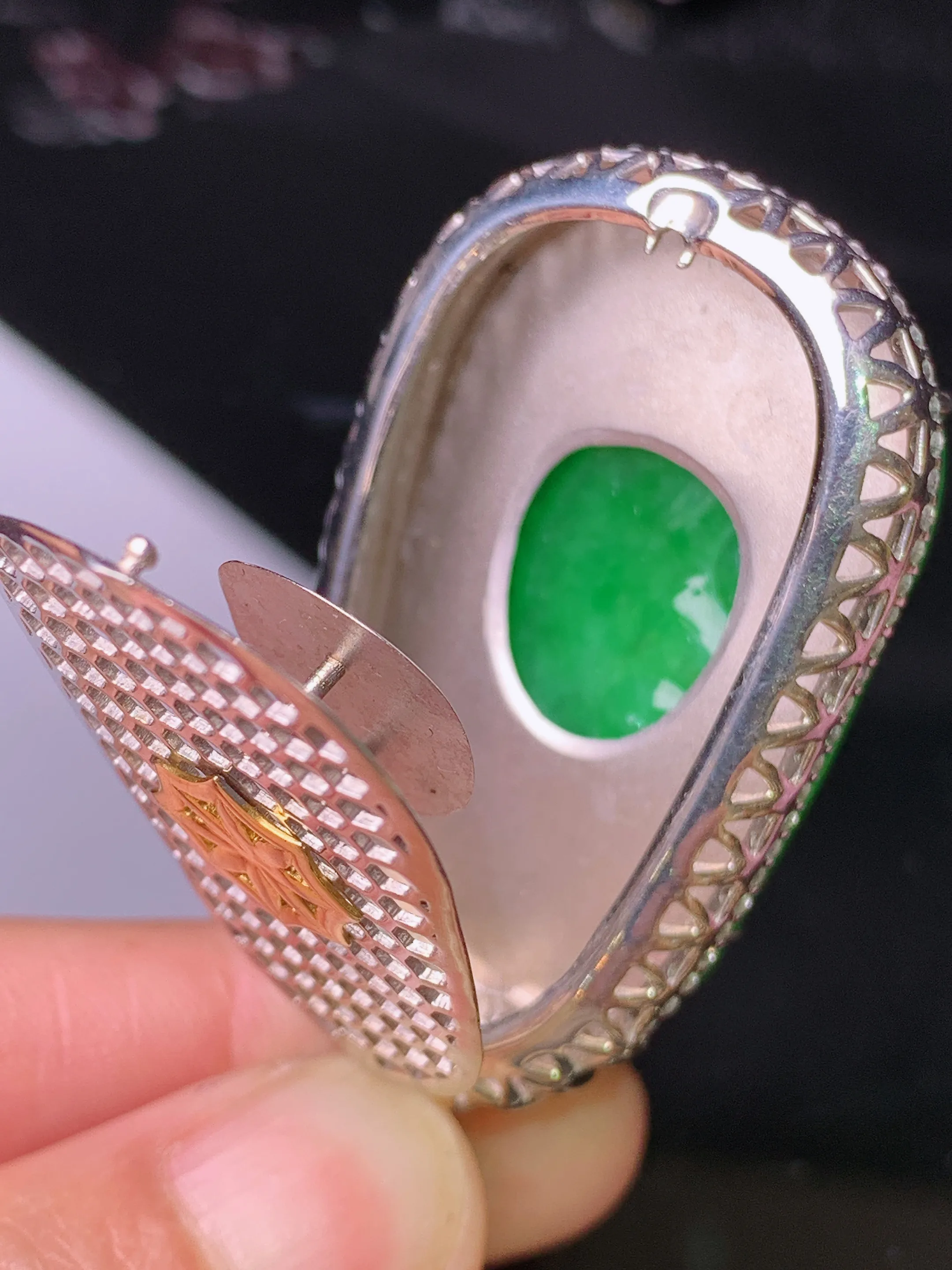 18k金钻镶嵌满绿如意吊坠 玉质细腻 水润亮眼 色泽艳丽 整体尺寸55.7*28.3*11.2