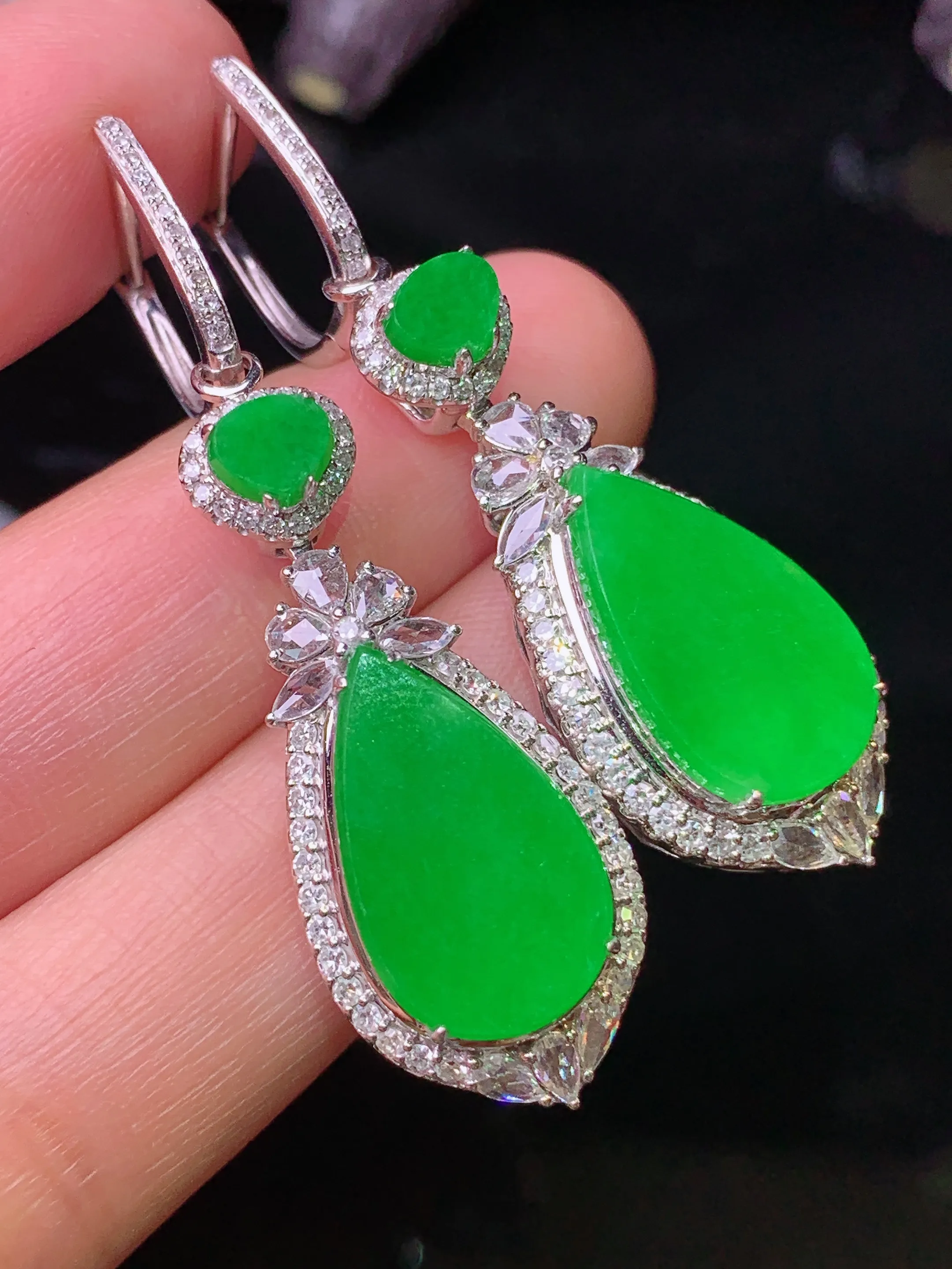 18k金钻镶嵌满绿水滴耳钉吊坠两用款 玉质细腻 水润亮眼 色泽艳丽 整体尺寸46.8*14*8.2