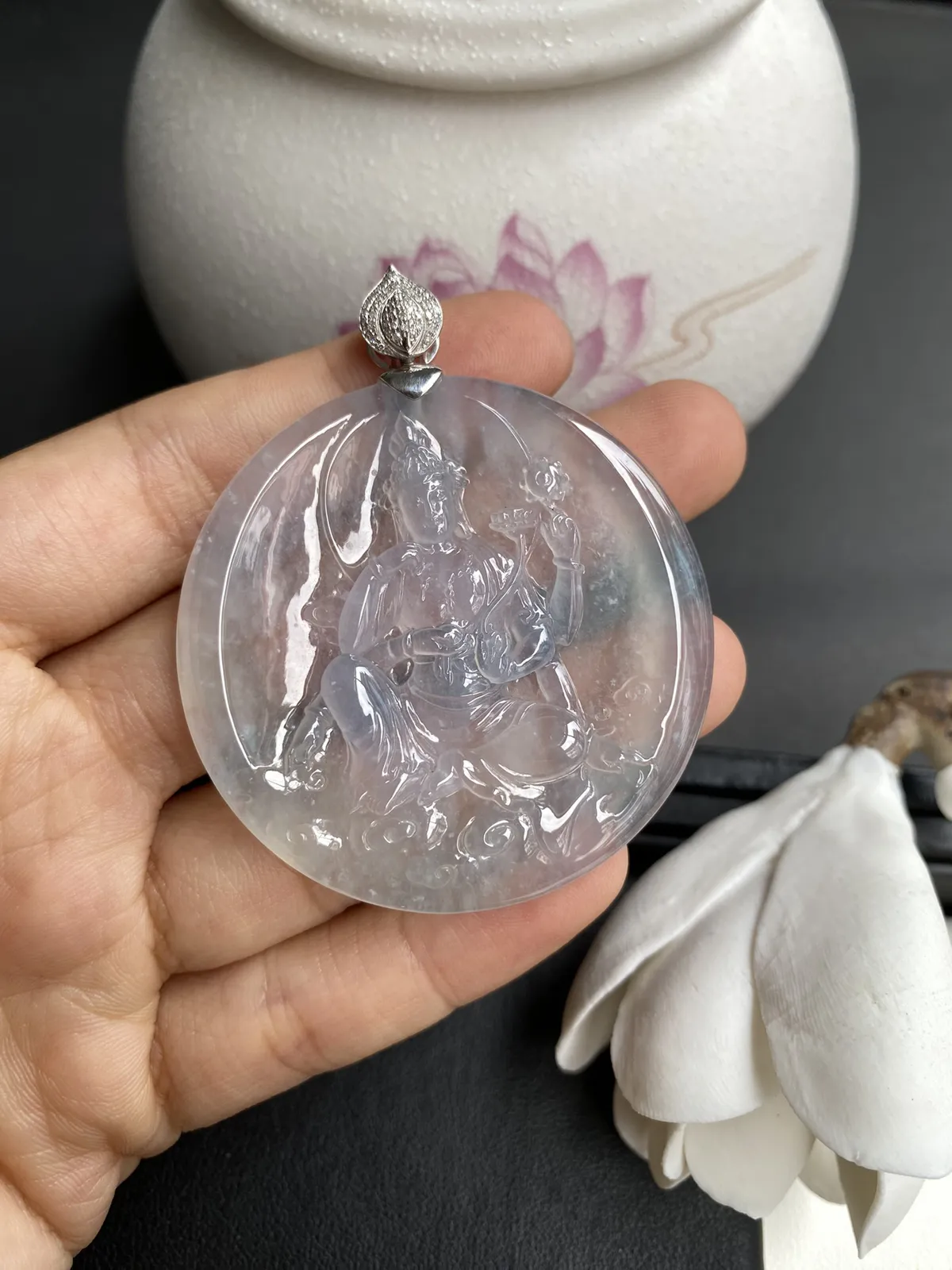 老坑冰种-如意轮观音，种老冰莹透亮起光，裸石51x6mm，自然光随手拍，雕工精湛形态优美，背面一刀切