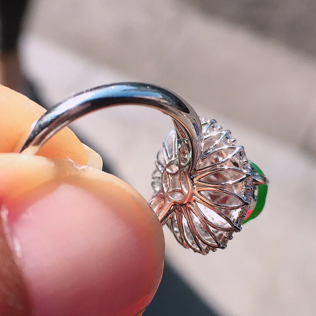 阳绿貔貅戒指，色泽均匀艳丽，玉质细腻，荧光感超
强，饱满圆润，尽显优雅气质，18k
金豪华镶嵌