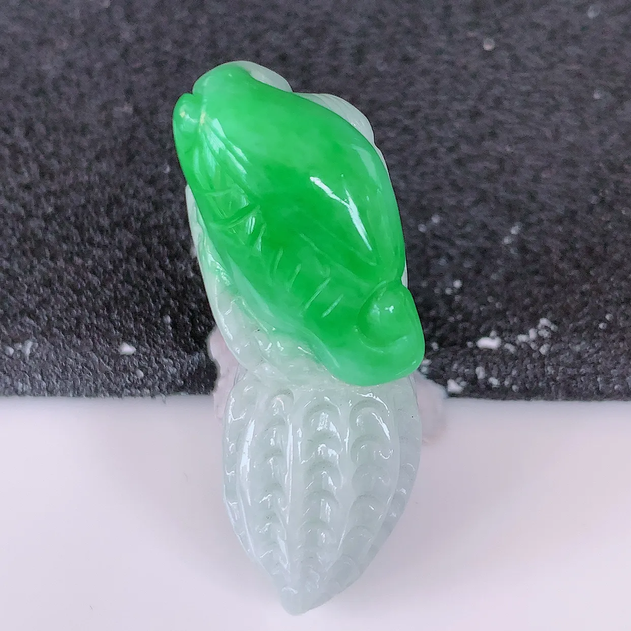 自然光实拍，飘绿生意兴隆花生翡翠吊坠，生意兴隆 ，招财纳福 ，财源滚滚来 ，种水足，雕工精湛，配戴时