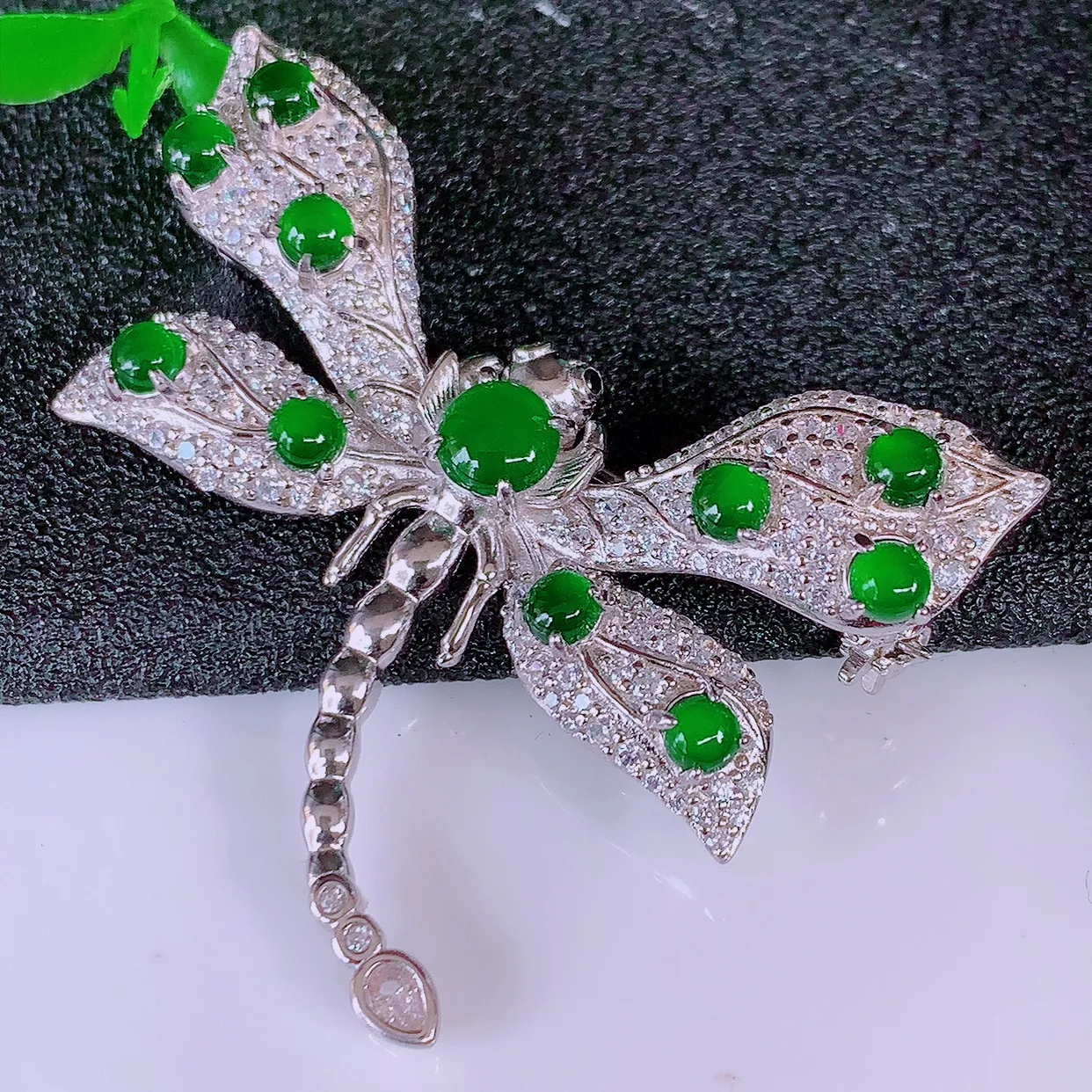 冰透满绿翡翠925银镶嵌蜻蜓胸针，自然光实拍，翠色灵动，颜色漂亮，种老水足，品相佳，佩戴佳品！#98.13整体39.5*28*9.5取一裸石4.6*4.6