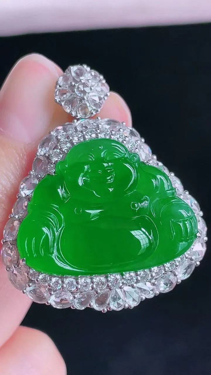 【翡翠名称】18K金豪华镶钻冰满阳绿佛公吊坠
【翡翠尺寸】含金37.6/30.4/12.6mm
【翡