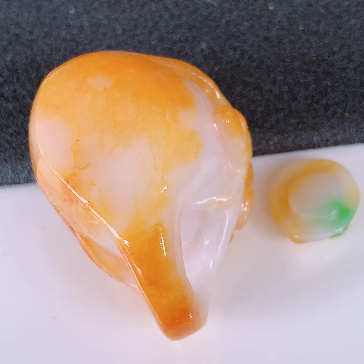 自然光实拍，冰润黄加绿翡翠茶壶，种老水足，雕工精湛 ，寓意美好，佩戴时尚出众！#26.13