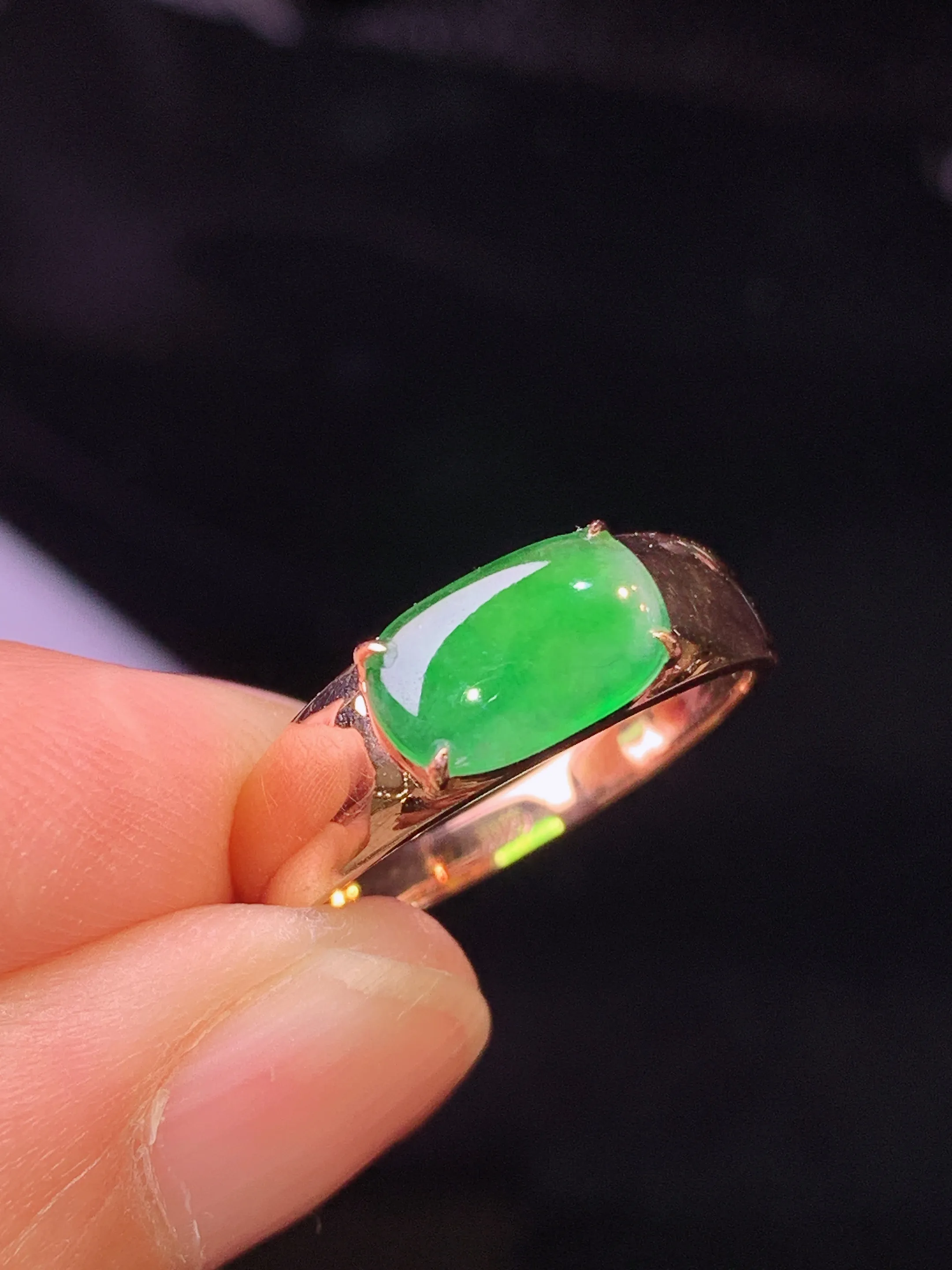 18k金钻镶嵌冰翠绿马鞍戒指 玉质细腻 水润亮眼 色泽艳丽 圈口13.5 裸石尺寸5.7*9.2*2